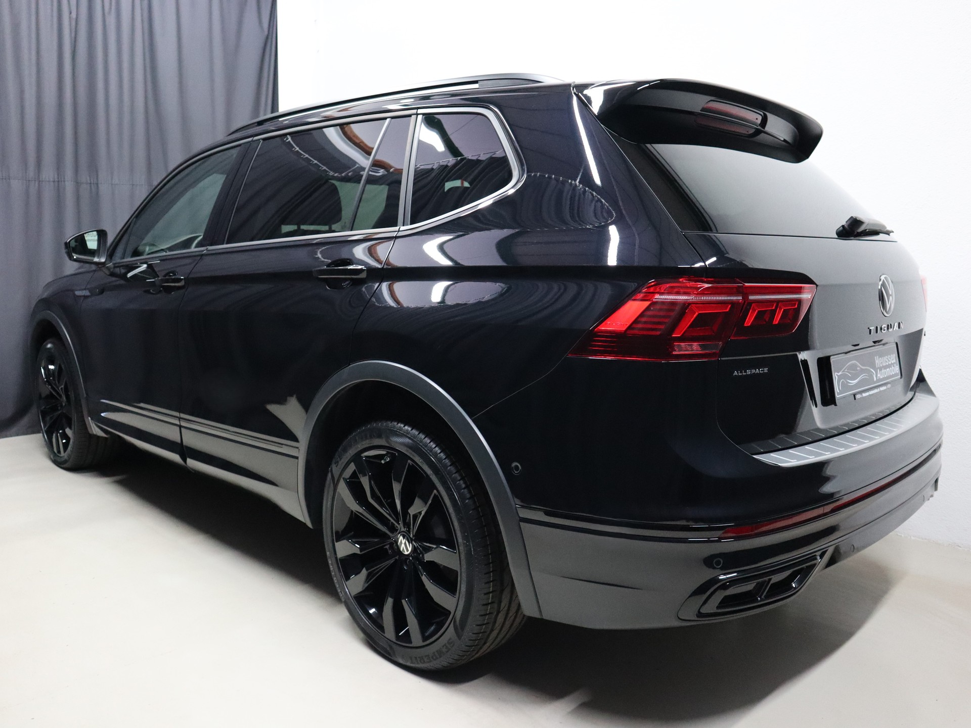 VW Tiguan Allspace 2.0 TDI 4Motion DSG - R-Line - Black Style - 7 Sitzplätze - Panorama - Leder - Head-Up - 360° Kamera - 200 PS-image-3