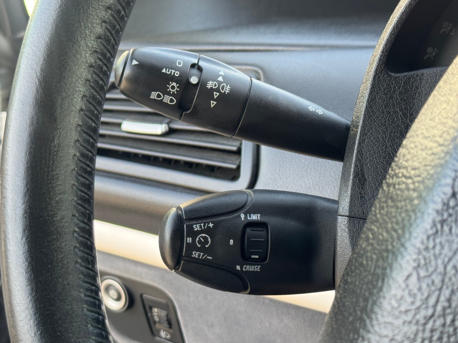 PEUGEOT 807 2.0 16V HDi Allure Tiptronic-image-12
