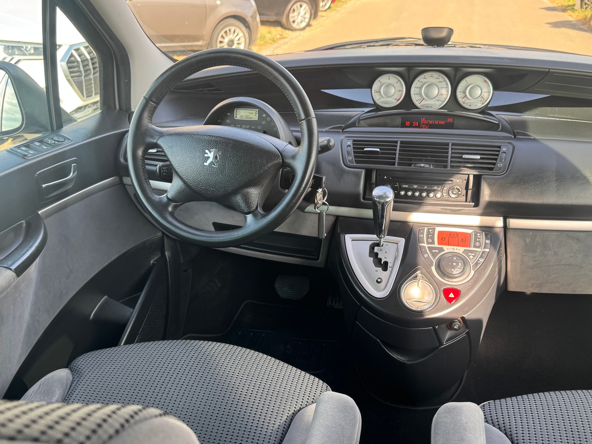 PEUGEOT 807 2.0 16V HDi Allure Tiptronic-image-8