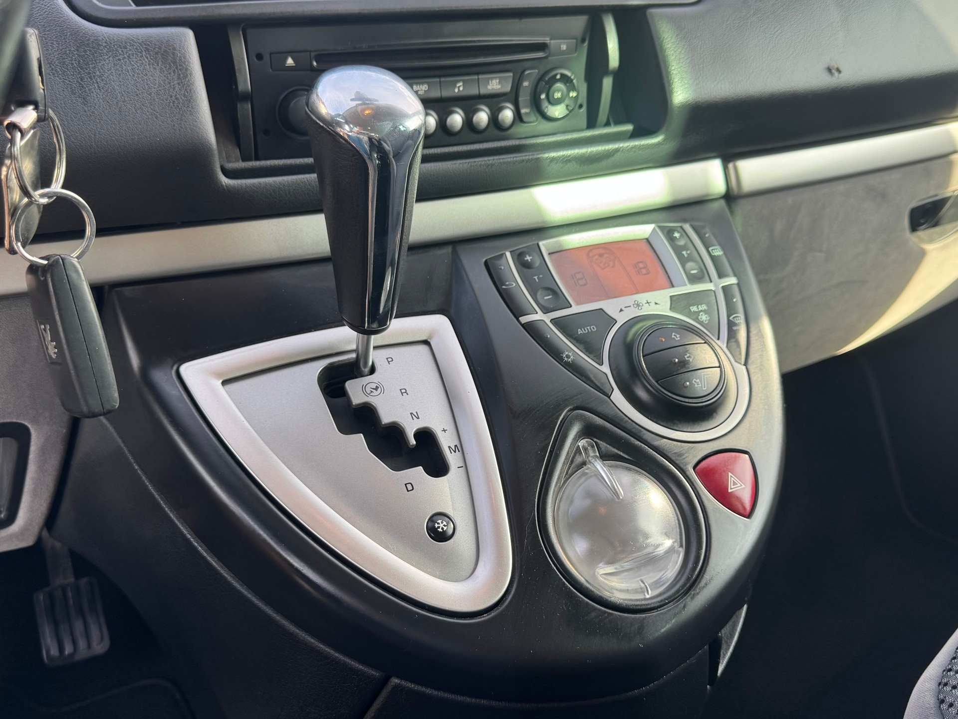PEUGEOT 807 2.0 16V HDi Allure Tiptronic-image-11