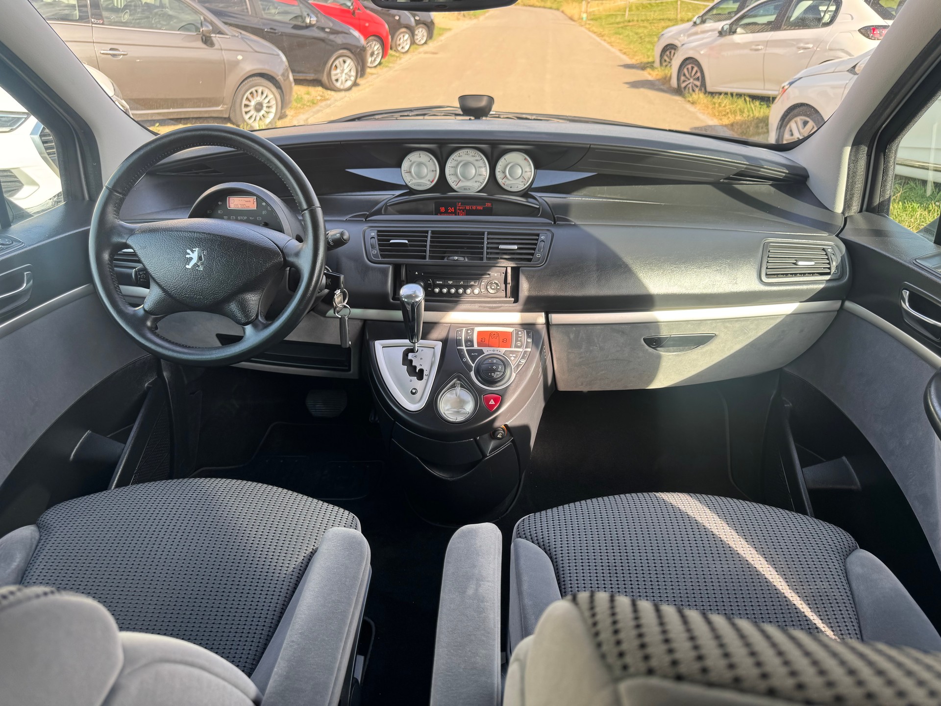PEUGEOT 807 2.0 16V HDi Allure Tiptronic-image-7