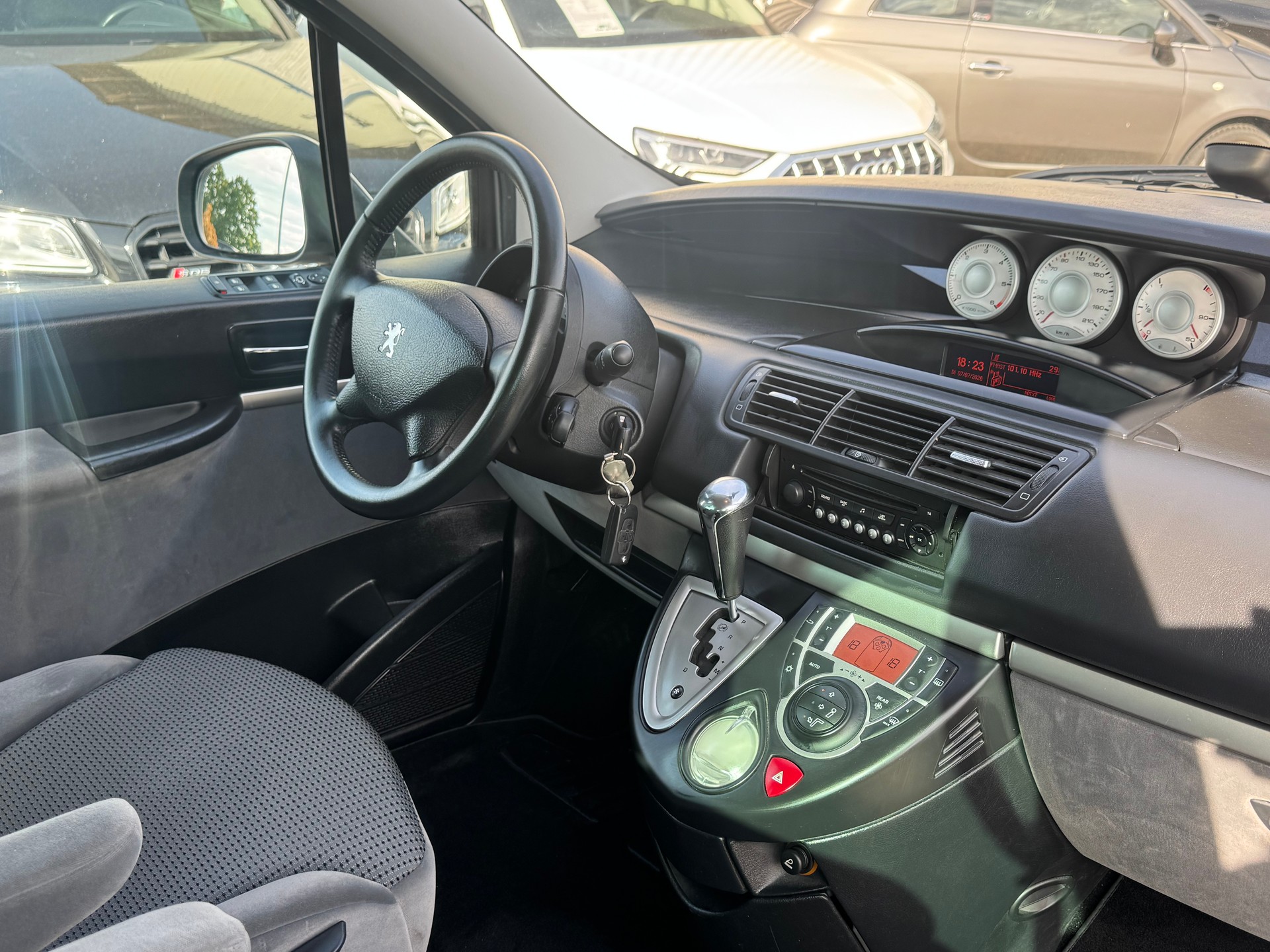 PEUGEOT 807 2.0 16V HDi Allure Tiptronic-image-6