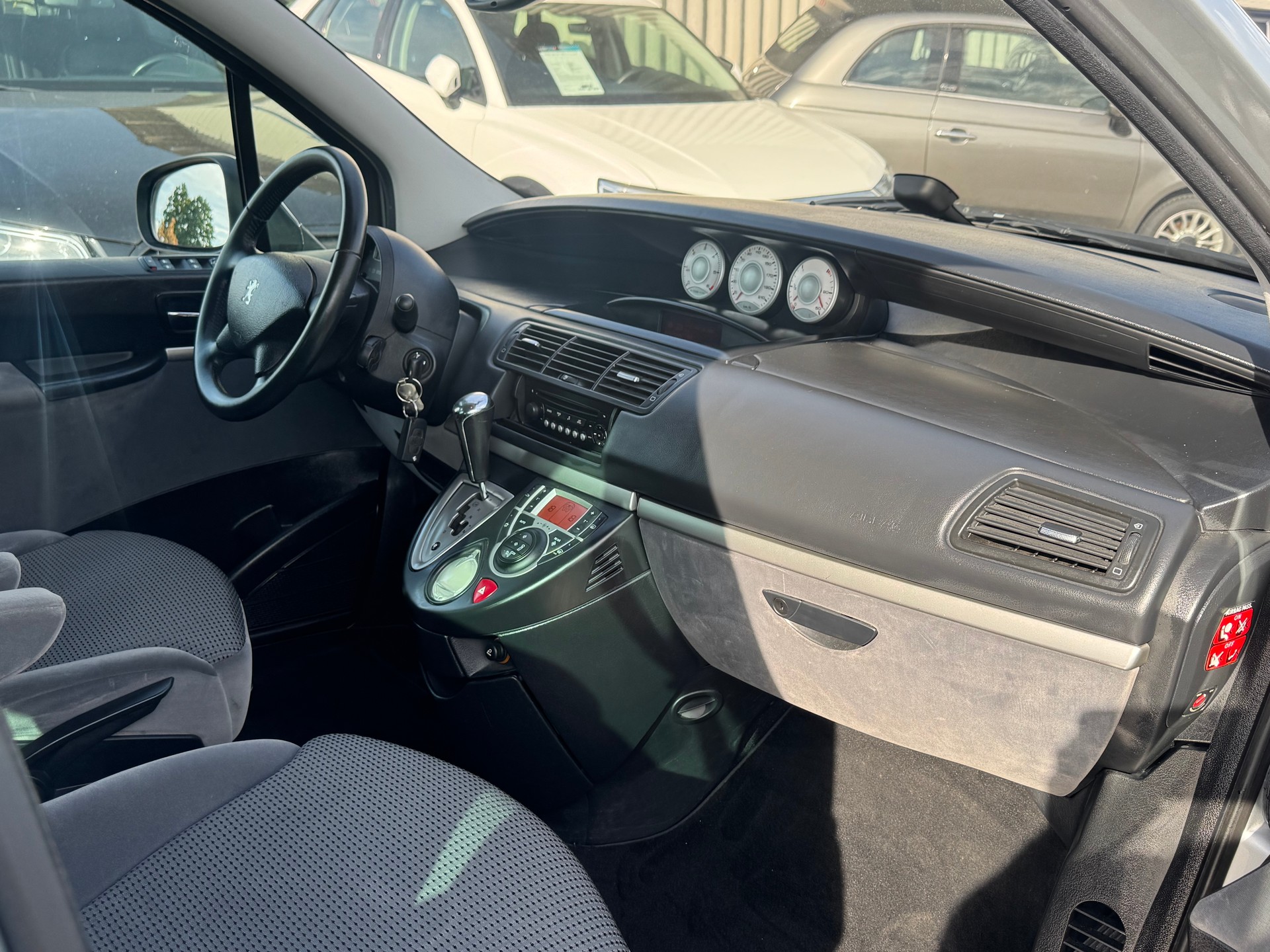 PEUGEOT 807 2.0 16V HDi Allure Tiptronic-image-5