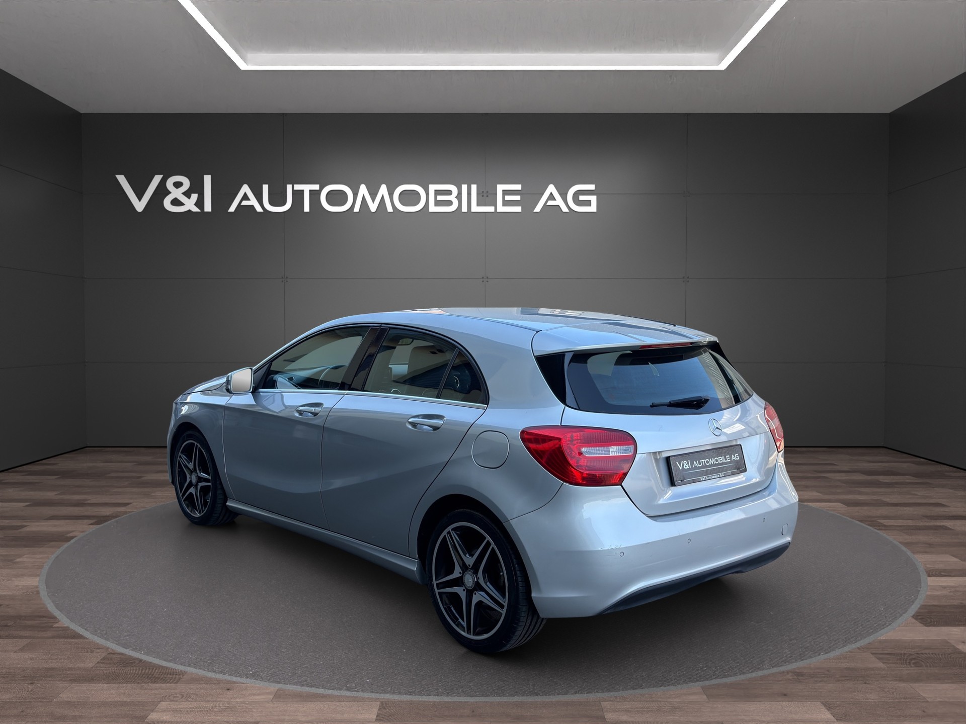 MERCEDES-BENZ A 180 Style 7G-DCT-showroom-element-3