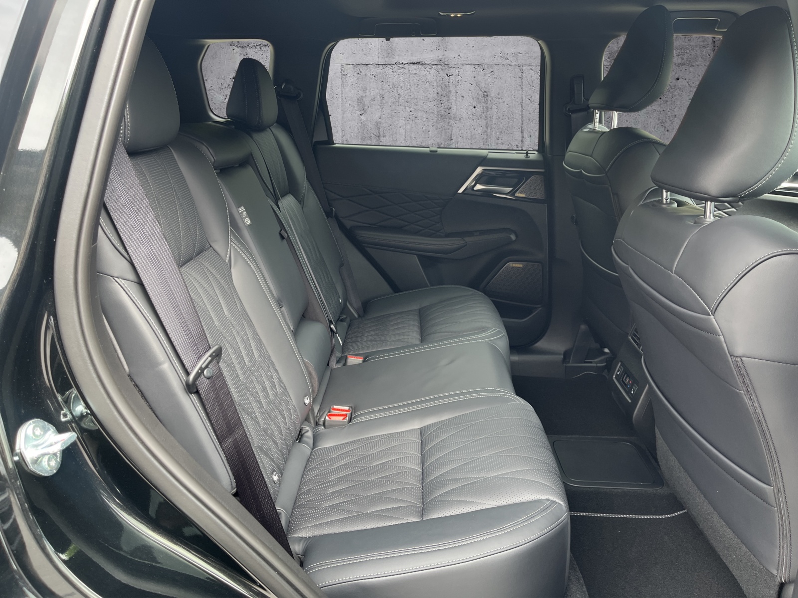 MITSUBISHI Outlander 2.4 PHEV Sport 4x4-image-13