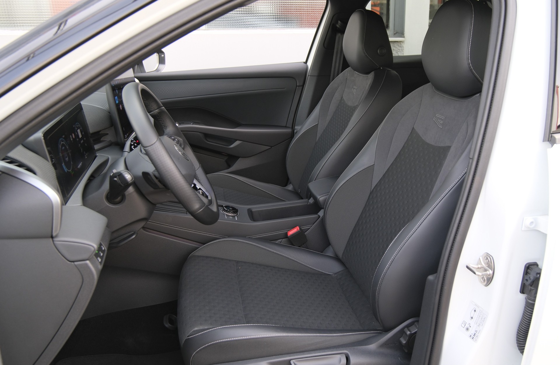 VW T-Roc 1.5 eTSI mHEV R-Line DSG Black Style-showroom-element-3