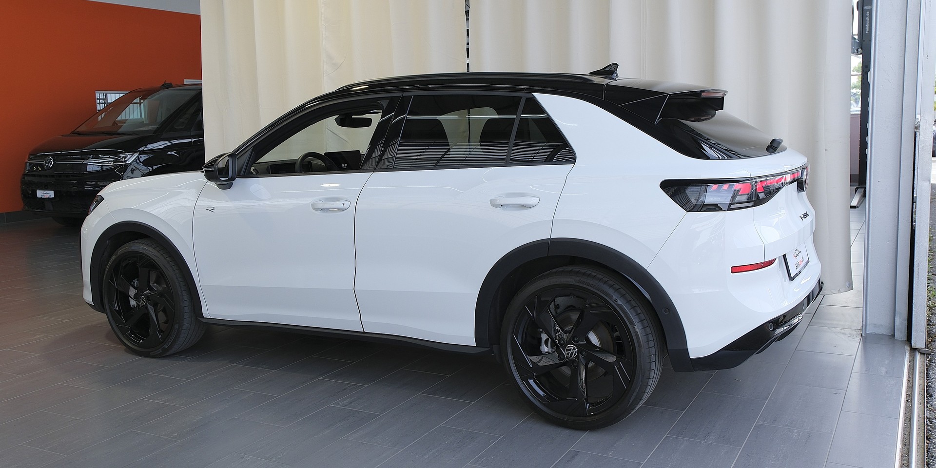 VW T-Roc 1.5 eTSI mHEV R-Line DSG Black Style-image-12