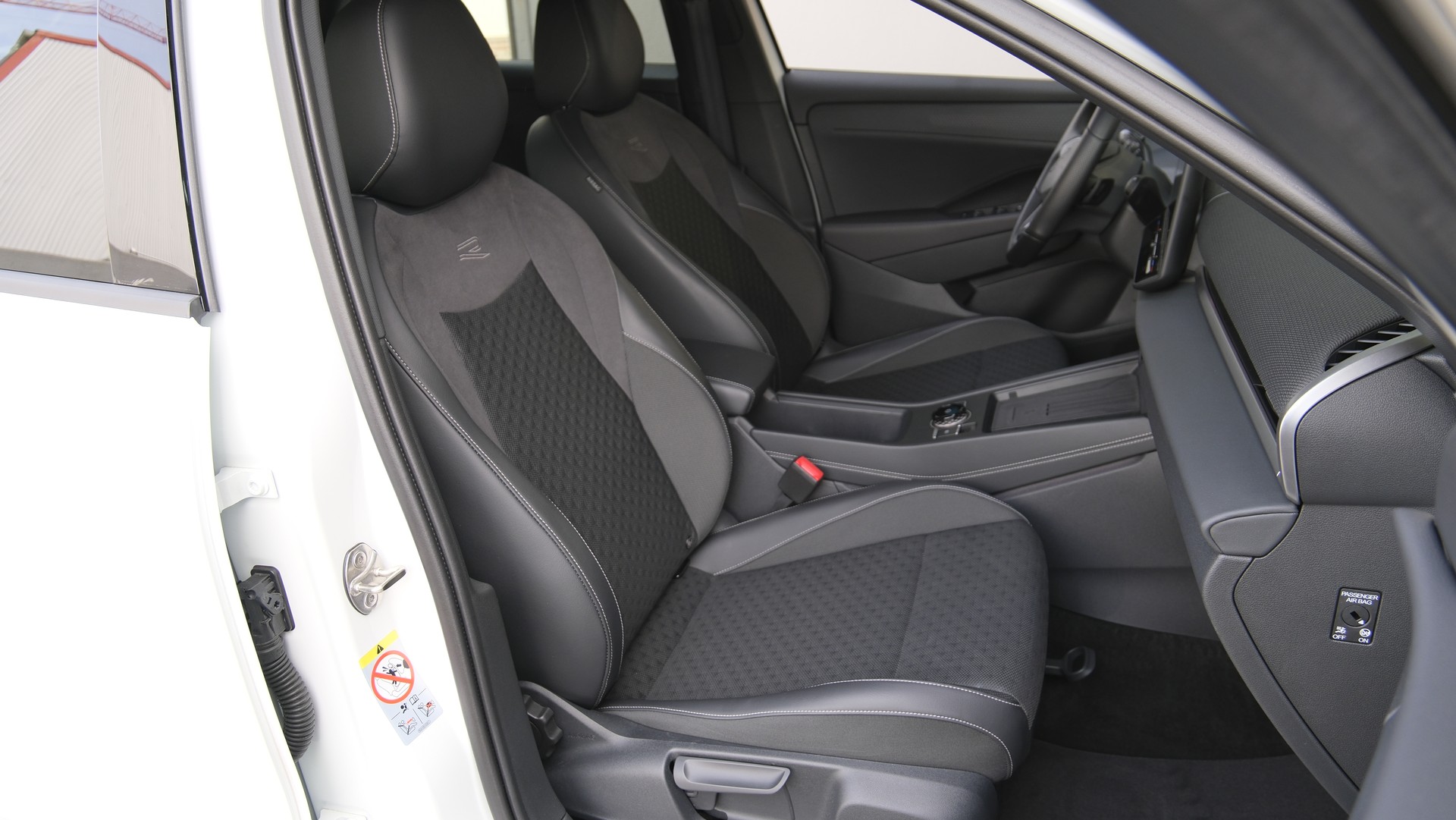 VW T-Roc 1.5 eTSI mHEV R-Line DSG Black Style-image-17