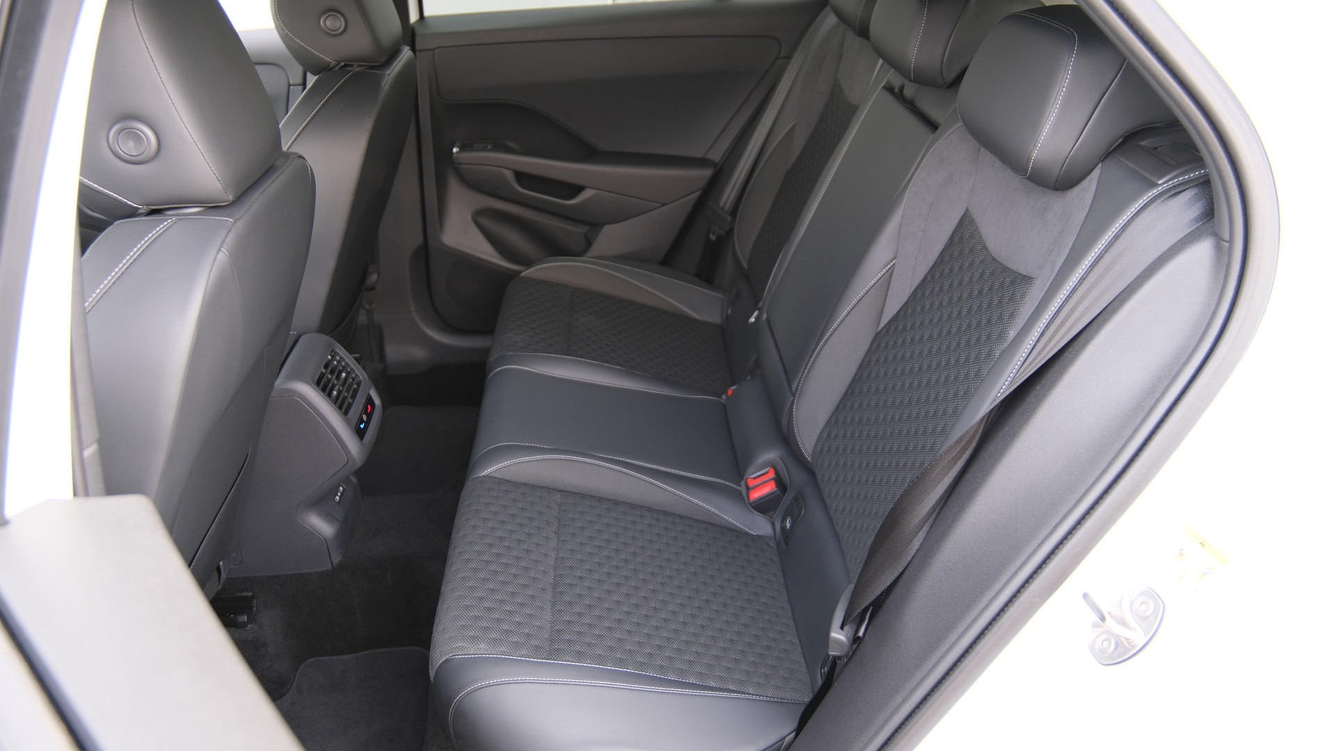 VW T-Roc 1.5 eTSI mHEV R-Line DSG Black Style-image-23
