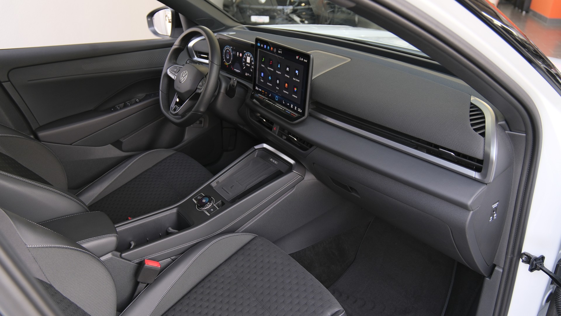 VW T-Roc 1.5 eTSI mHEV R-Line DSG Black Style-image-16