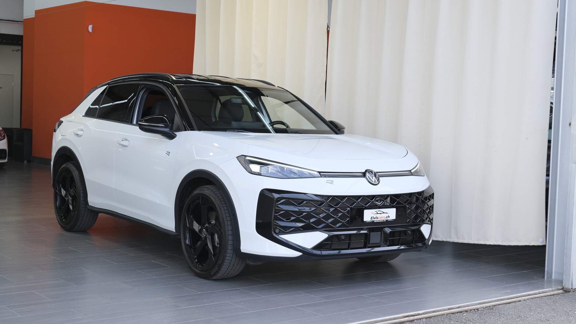 VW T-Roc 1.5 eTSI mHEV R-Line DSG Black Style-showroom-element-1