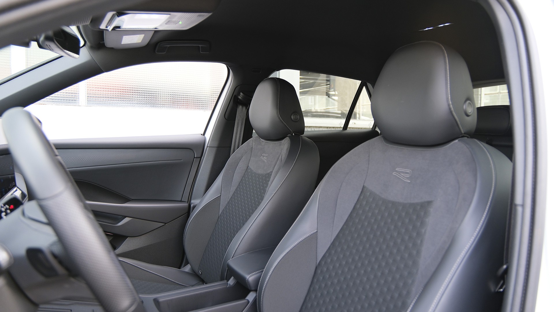 VW T-Roc 1.5 eTSI mHEV R-Line DSG Black Style-image-6