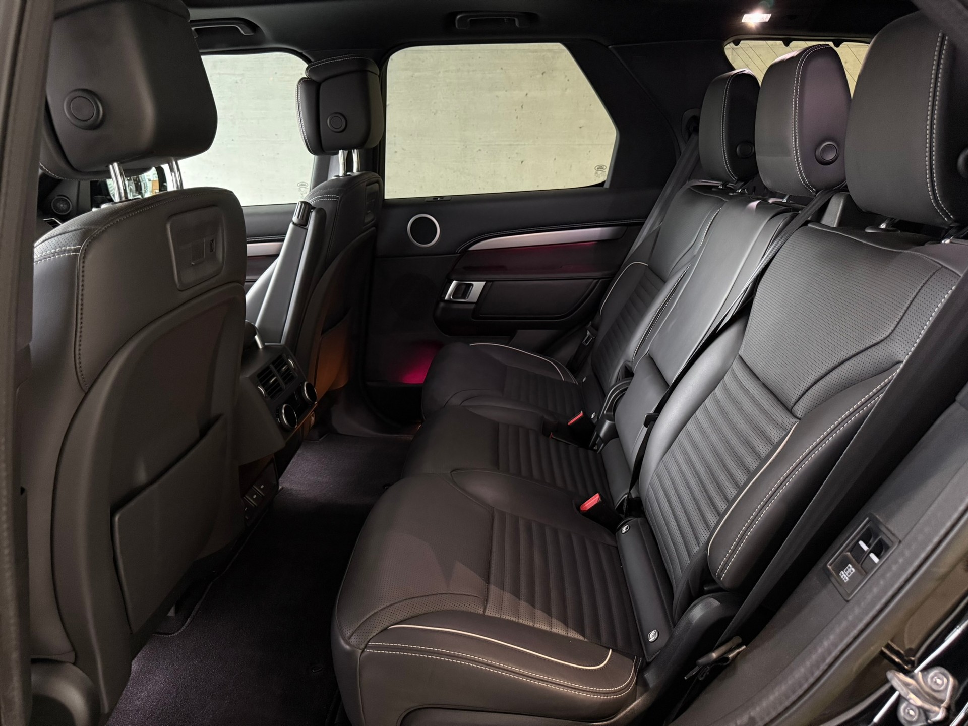 LAND ROVER Discovery 3.0D I6 300 Metropolitan Edition AWD Automatic-image-7