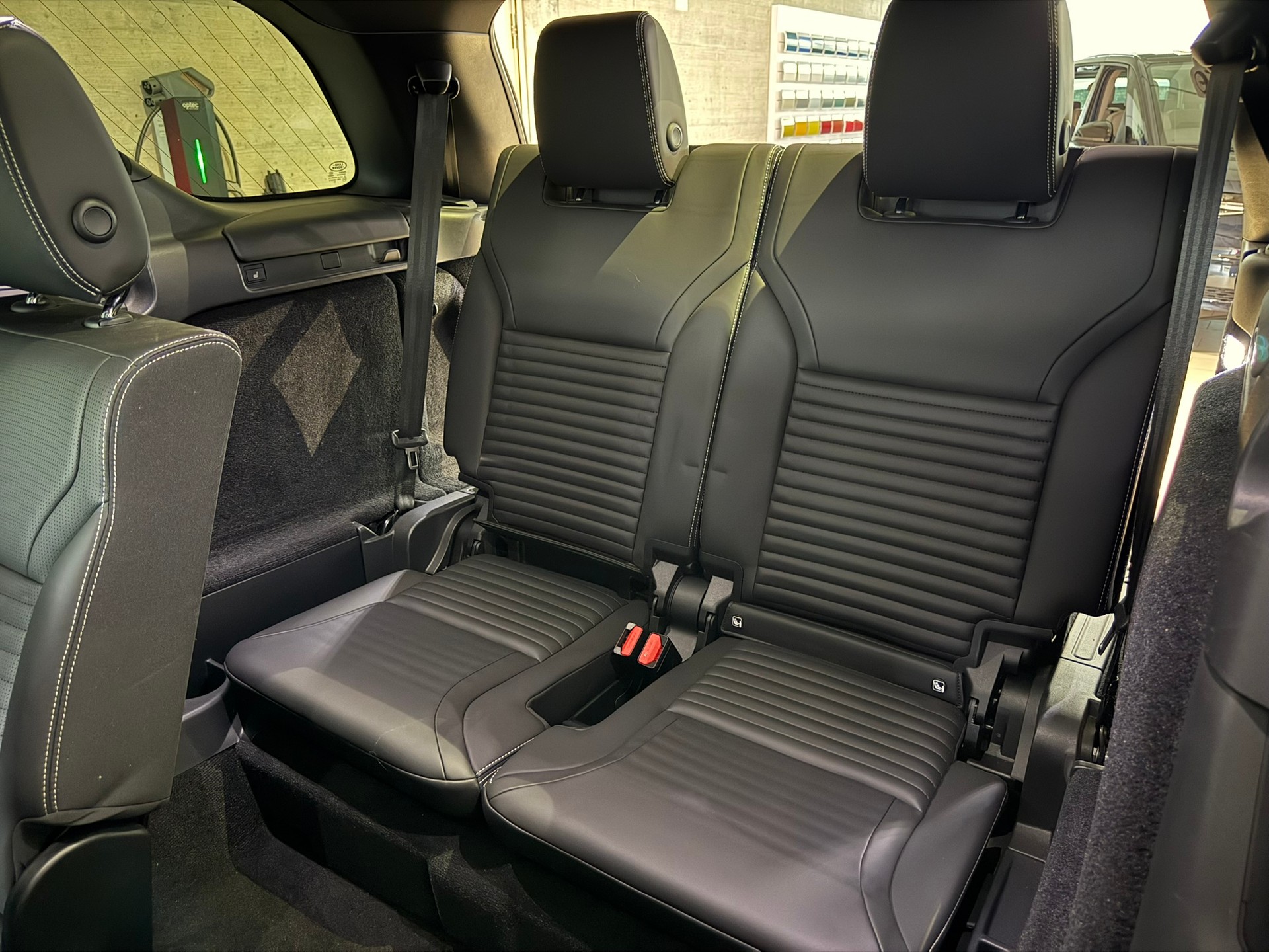 LAND ROVER Discovery 3.0D I6 300 Metropolitan Edition AWD Automatic-image-20