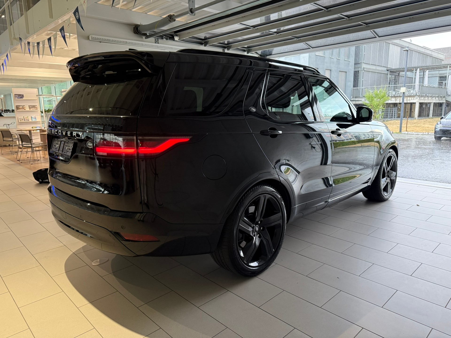 LAND ROVER Discovery 3.0D I6 300 Metropolitan Edition AWD Automatic-image-5