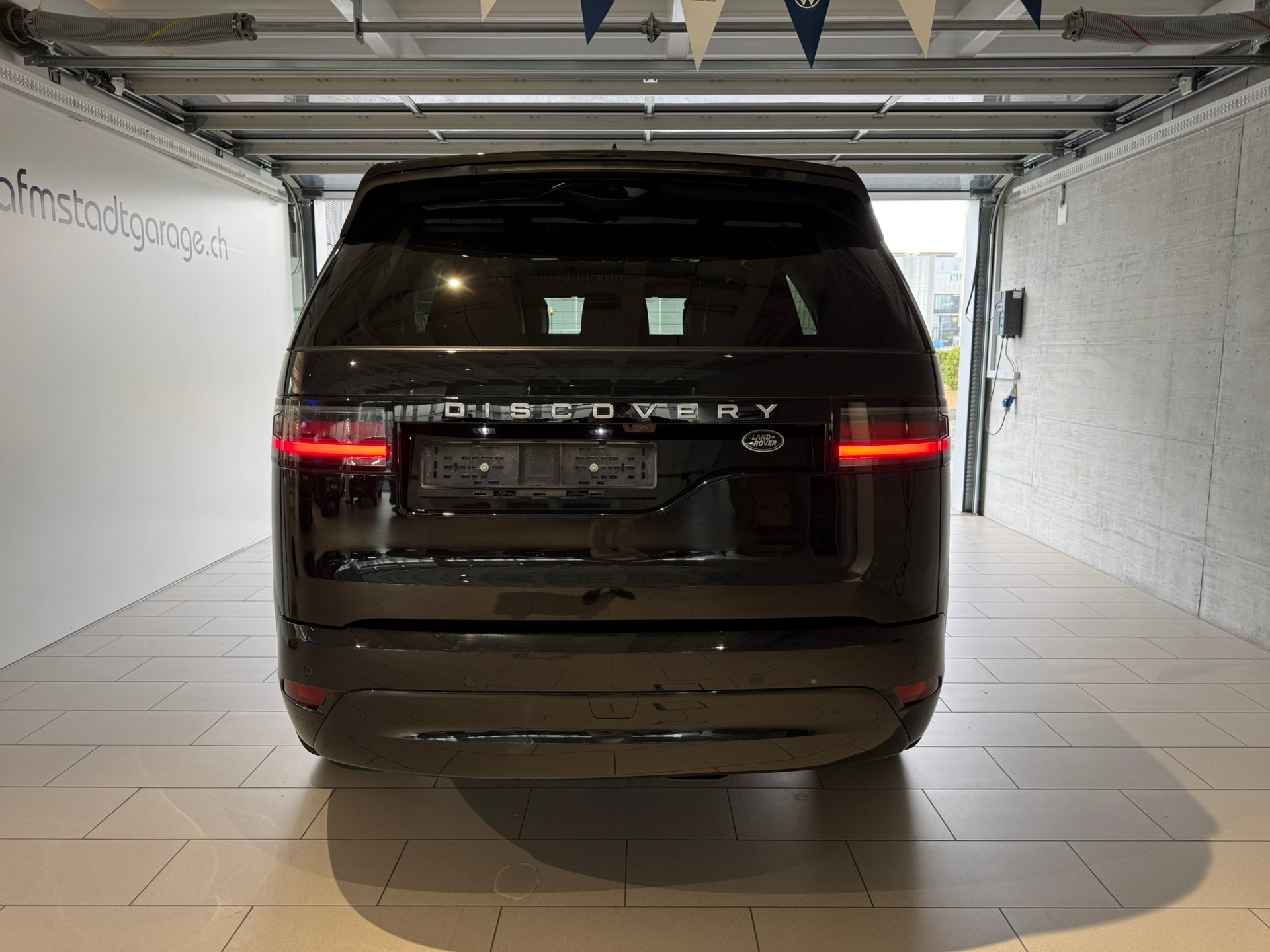 LAND ROVER Discovery 3.0D I6 300 Metropolitan Edition AWD Automatic-image-4