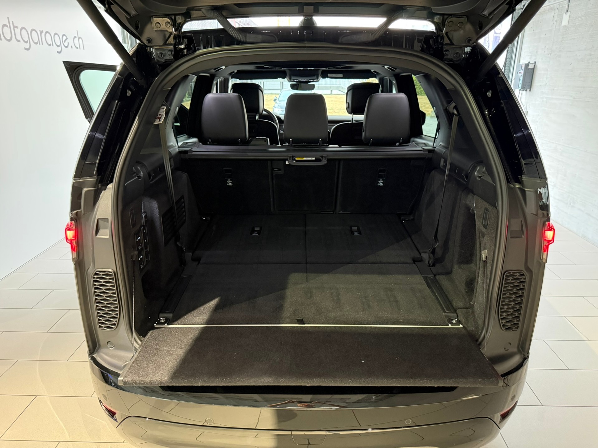 LAND ROVER Discovery 3.0D I6 300 Metropolitan Edition AWD Automatic-image-17