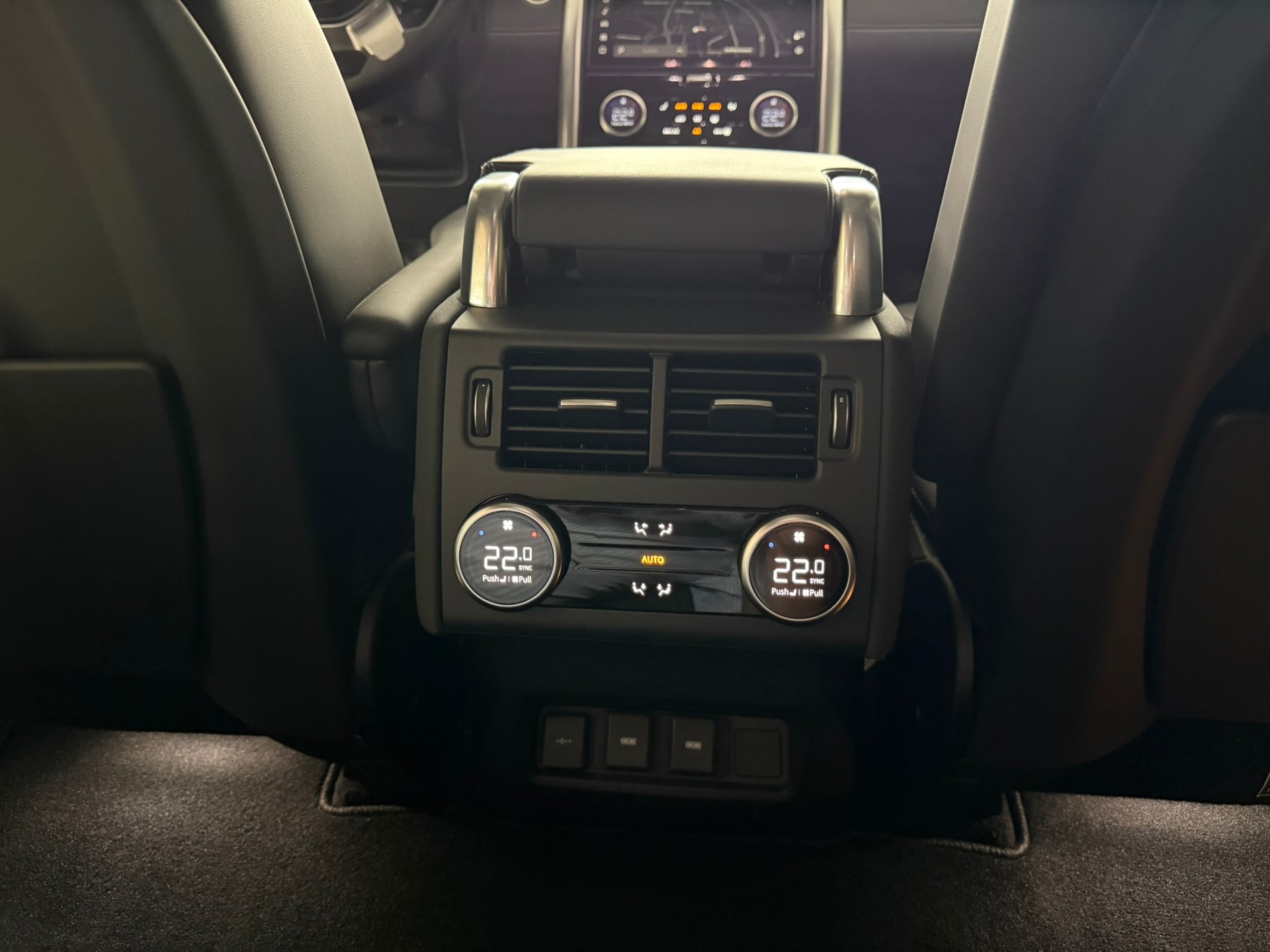 LAND ROVER Discovery 3.0D I6 300 Metropolitan Edition AWD Automatic-image-10