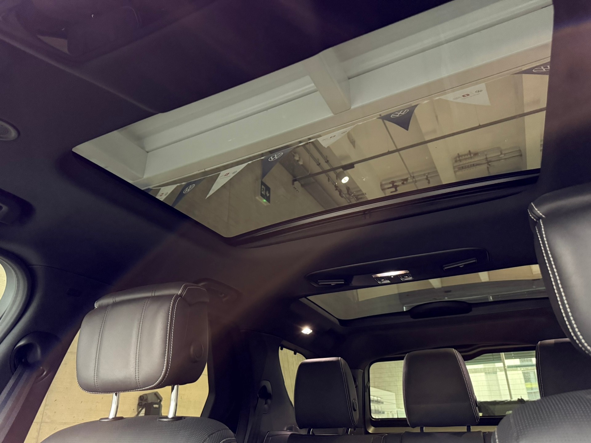 LAND ROVER Discovery 3.0D I6 300 Metropolitan Edition AWD Automatic-image-16