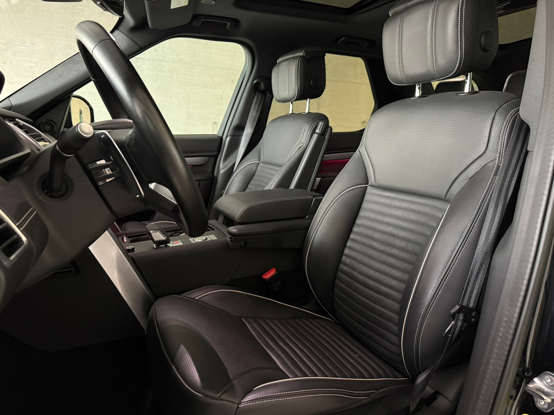 LAND ROVER Discovery 3.0D I6 300 Metropolitan Edition AWD Automatic-image-15
