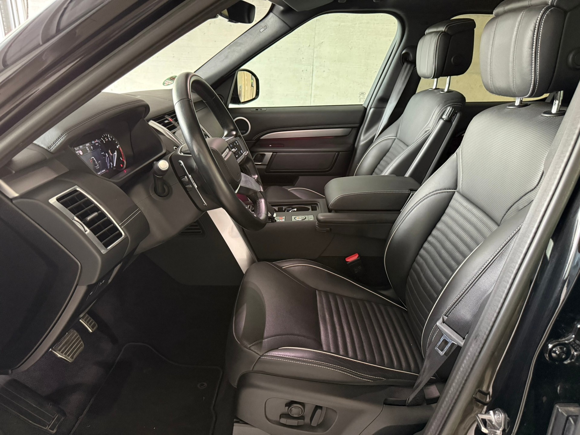 LAND ROVER Discovery 3.0D I6 300 Metropolitan Edition AWD Automatic-image-6