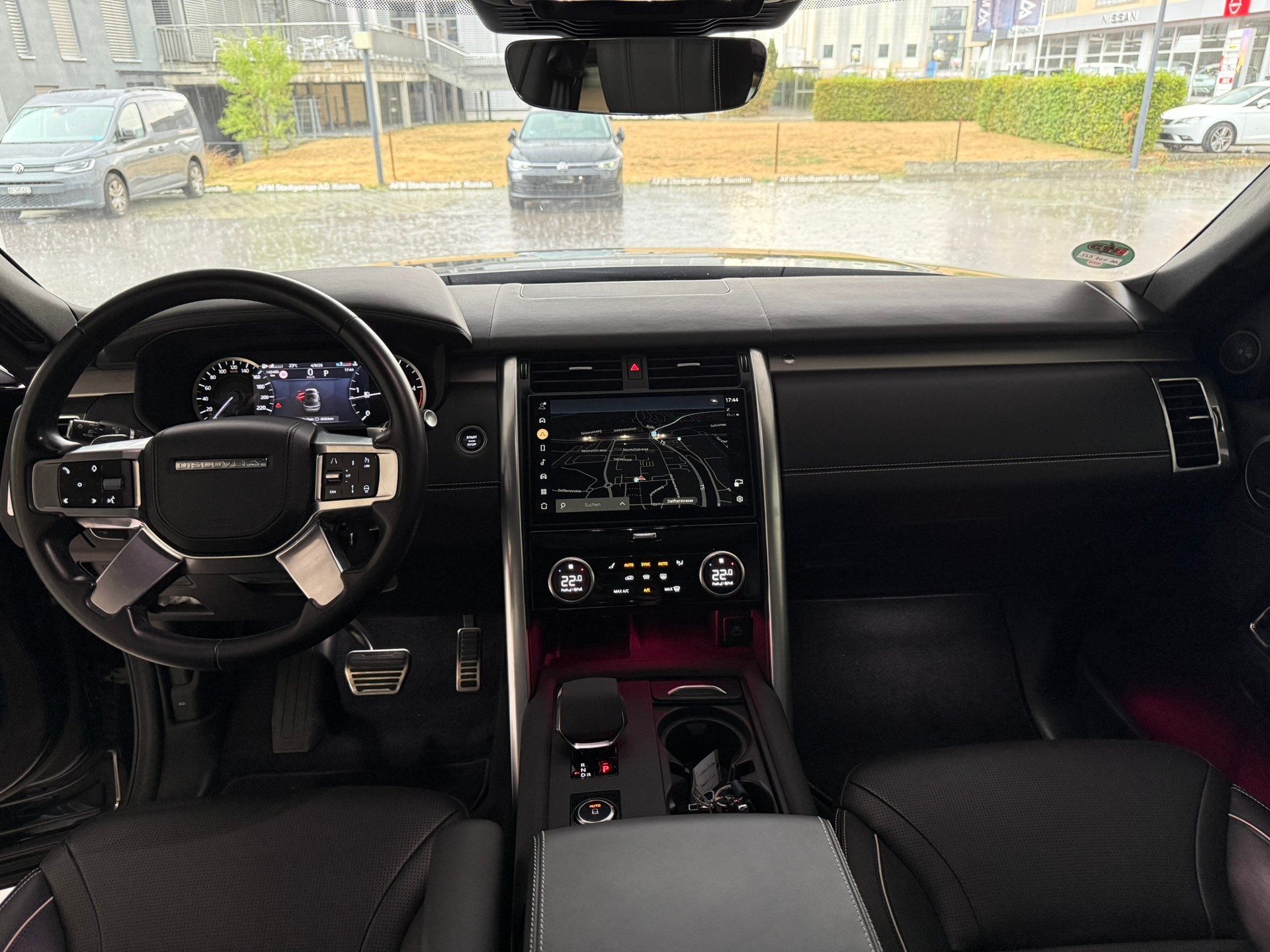 LAND ROVER Discovery 3.0D I6 300 Metropolitan Edition AWD Automatic-image-9