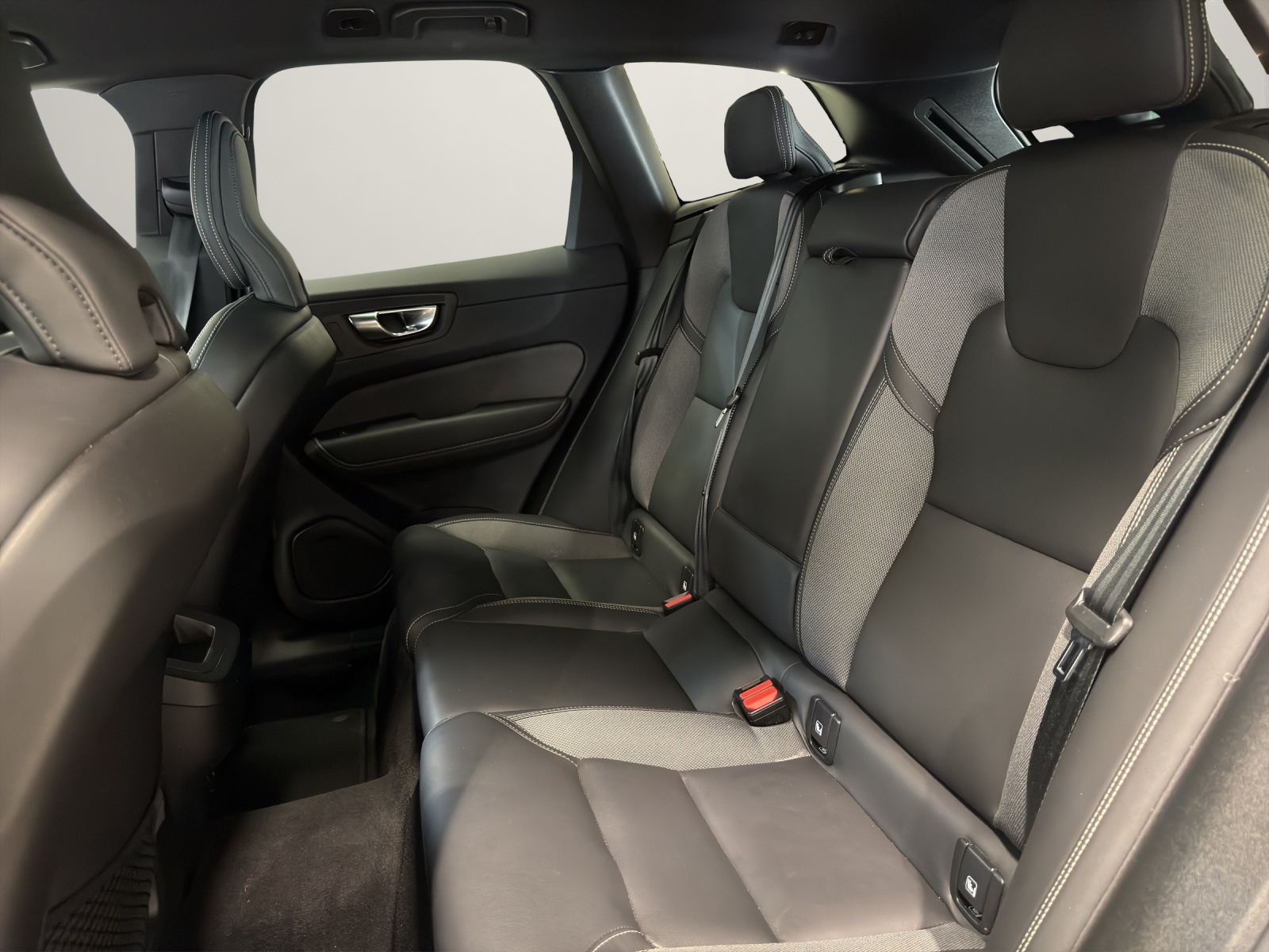 VOLVO XC60 2.0 B5 MH Plus Dark AWD-image-13