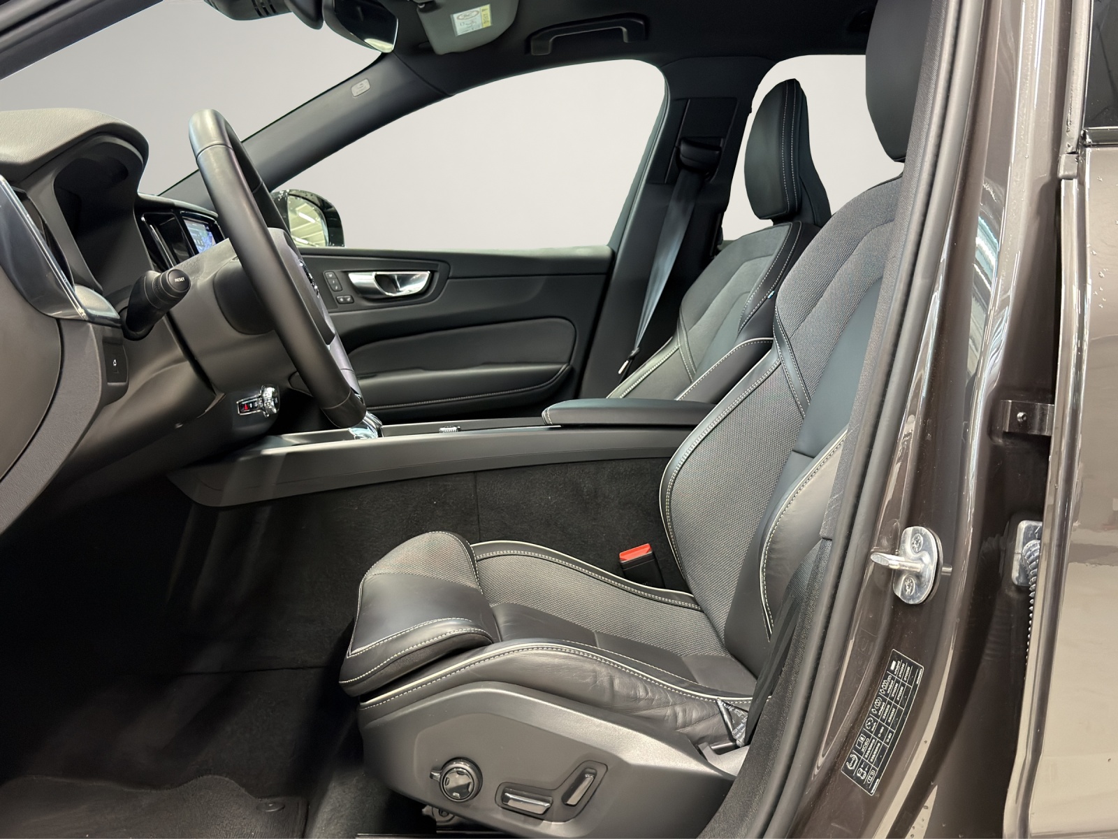VOLVO XC60 2.0 B5 MH Plus Dark AWD-image-10