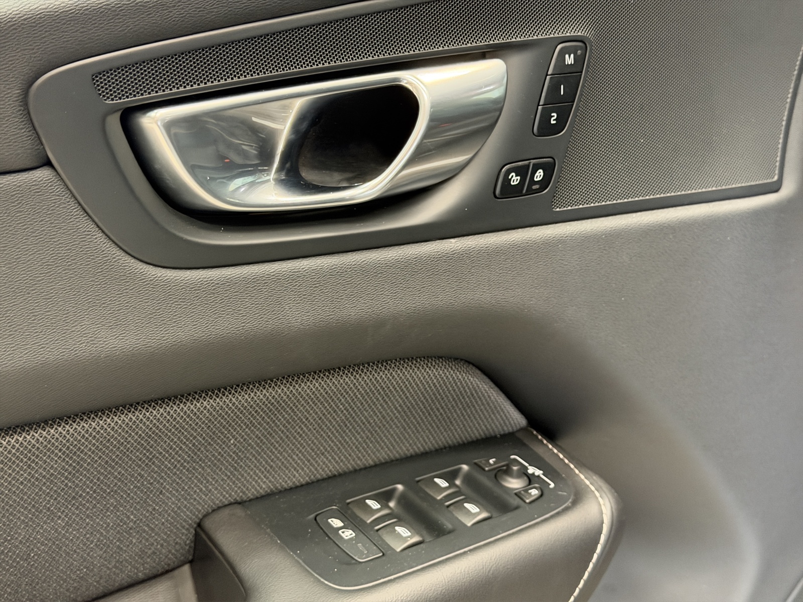 VOLVO XC60 2.0 B5 MH Plus Dark AWD-image-12