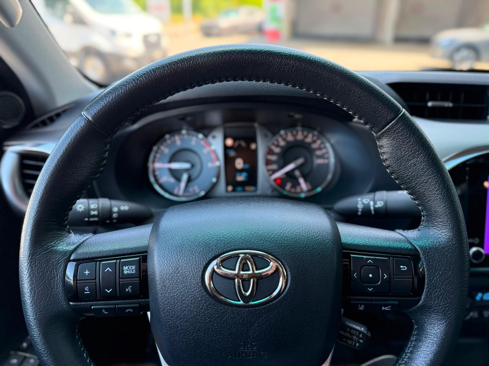 TOYOTA Hilux 2.8D-4D MHEV Executive Double Cab 4x4 A-image-8