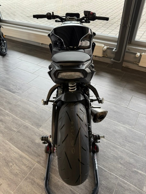 SUZUKI GSX-S 1000-showroom-element-1