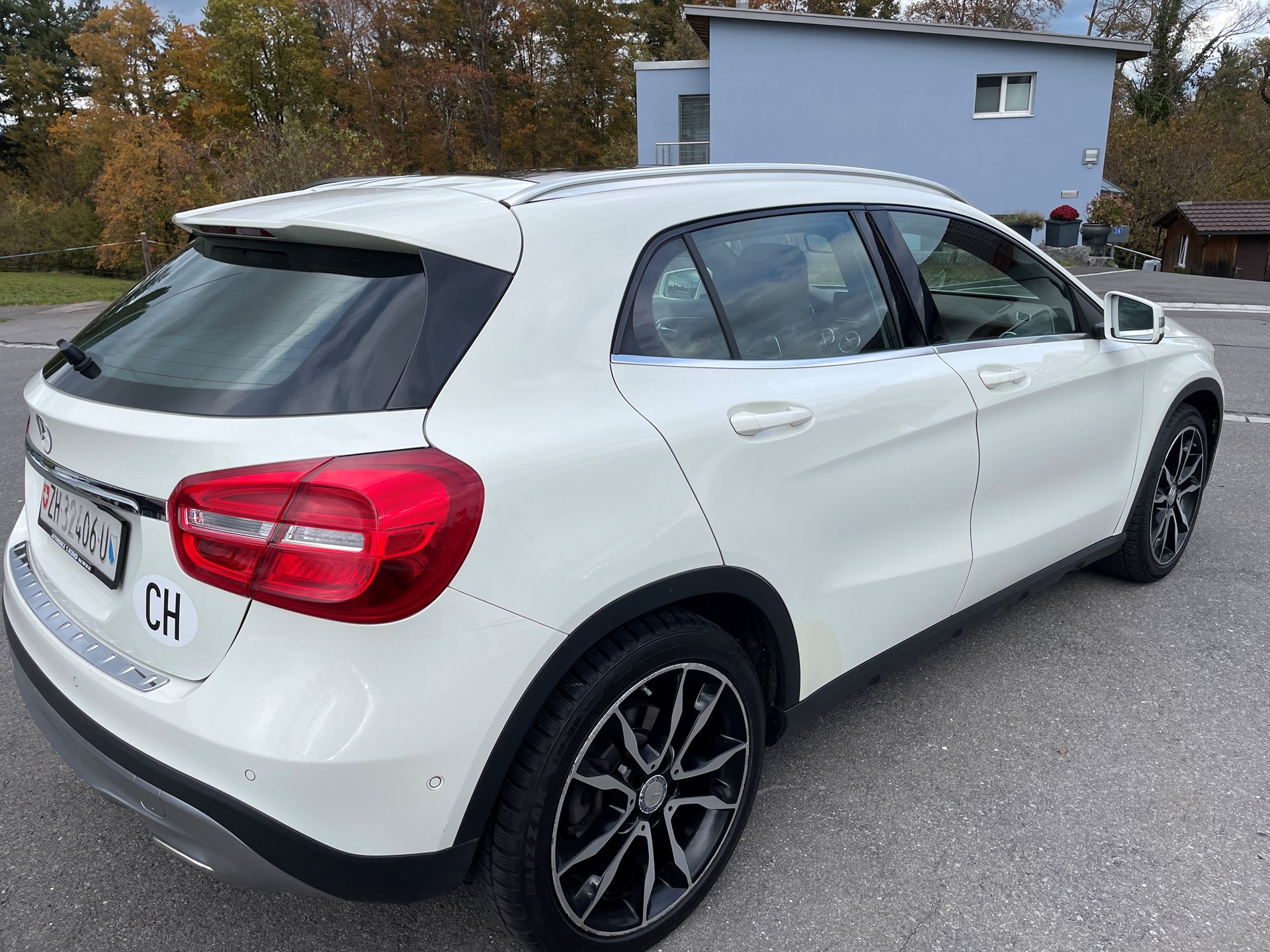 MERCEDES-BENZ GLA 250 Urban 4Matic 7G-DCT-image-2