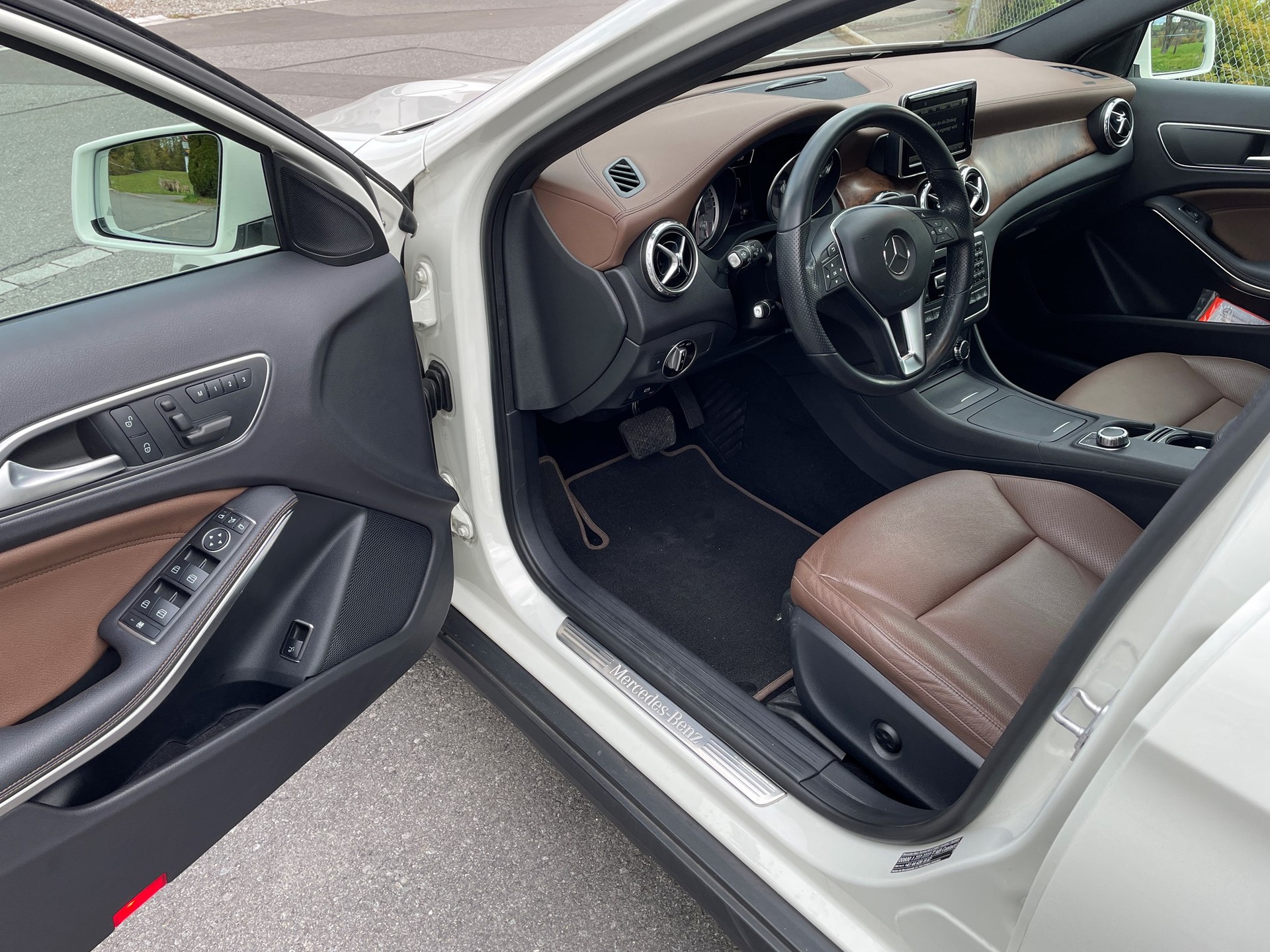 MERCEDES-BENZ GLA 250 Urban 4Matic 7G-DCT-image-4