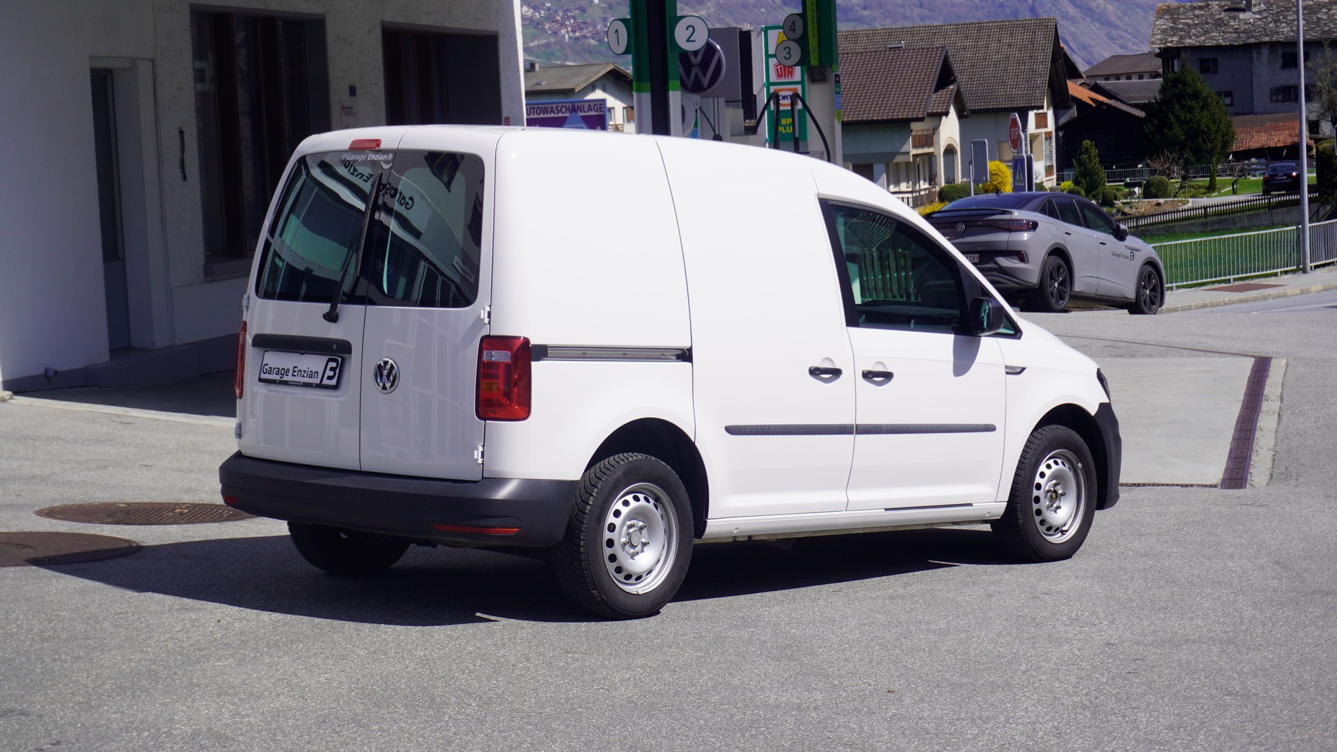 VW Caddy 1.0 TSI Entry BlueMotion Technology-image-9