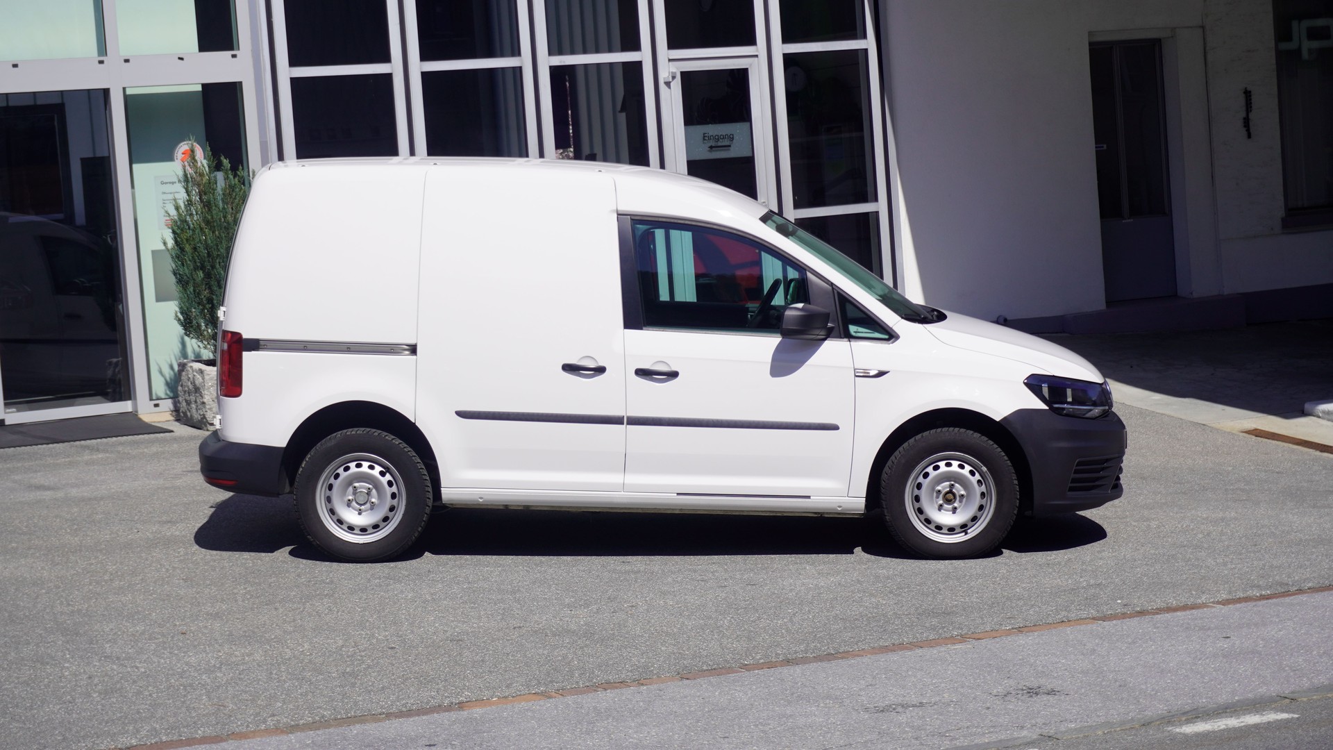 VW Caddy 1.0 TSI Entry BlueMotion Technology-image-8