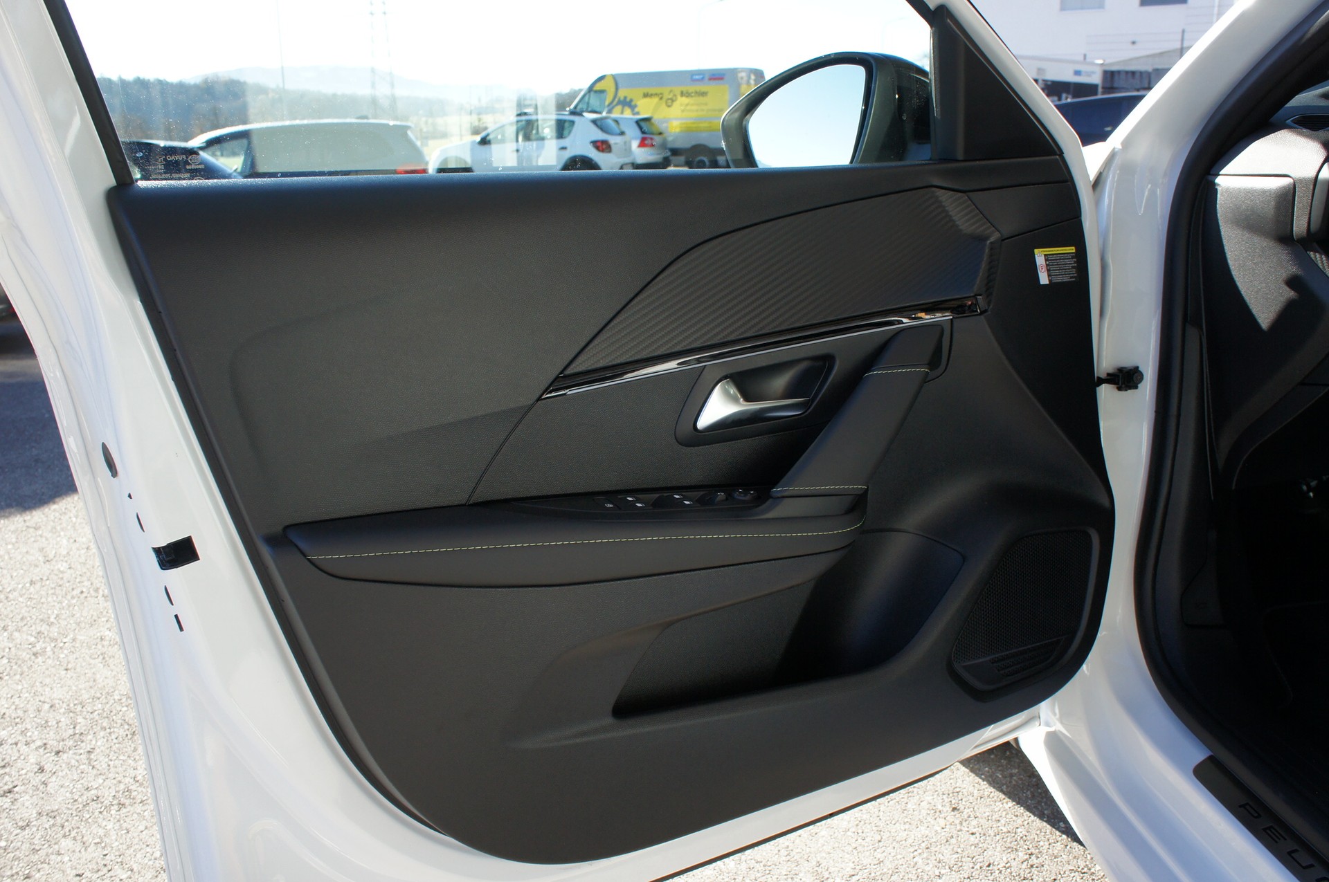 PEUGEOT 208 1.2 MHEV 145 GT-image-10