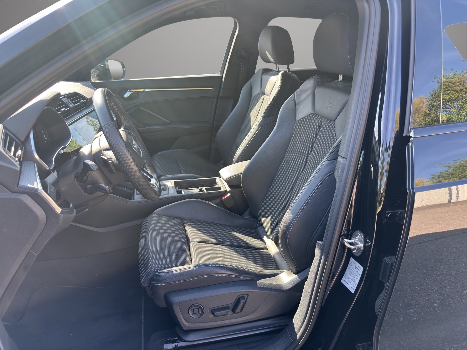 AUDI Q3 40 TFSI S line quattro S-tronic-image-8
