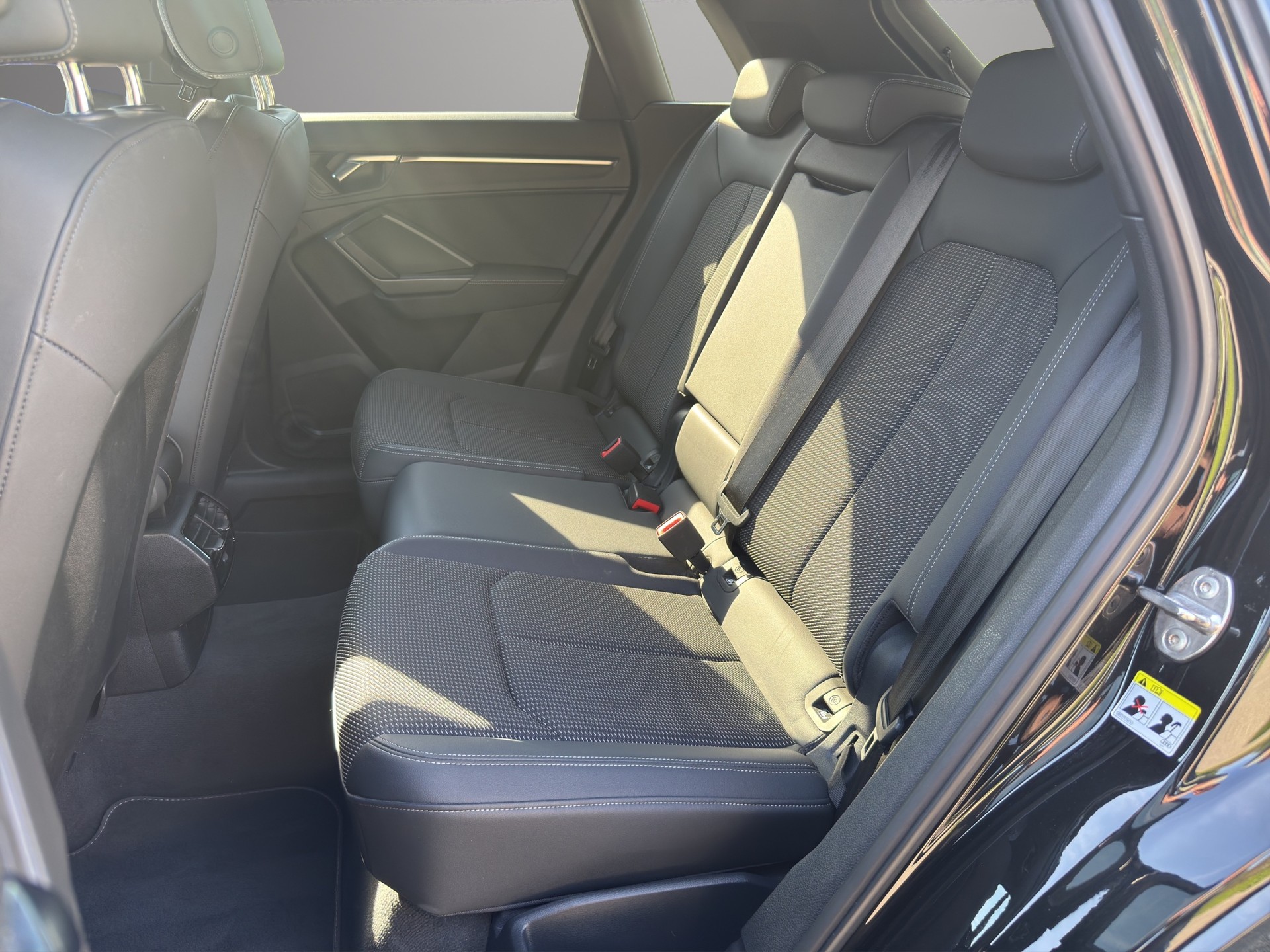 AUDI Q3 40 TFSI S line quattro S-tronic-image-11
