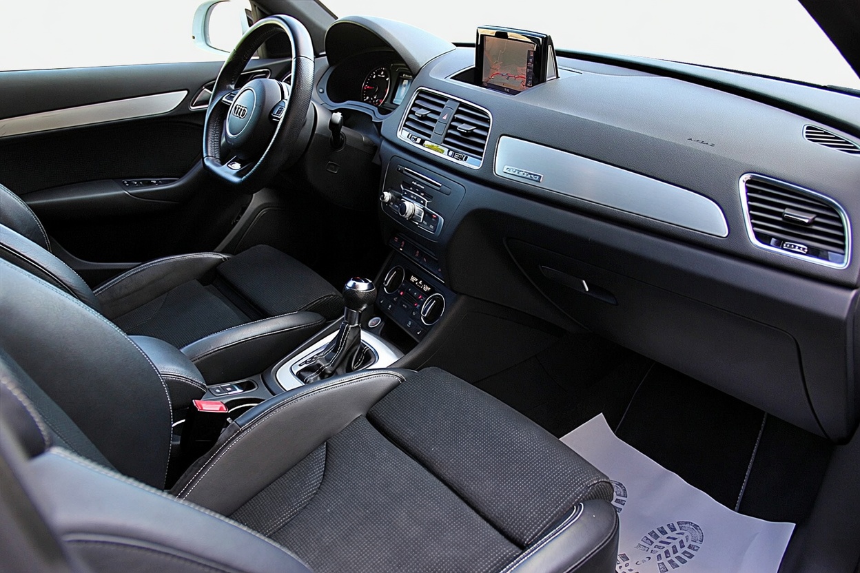 AUDI Q3 2.0 TDI sport quattro S-tronic-image-12