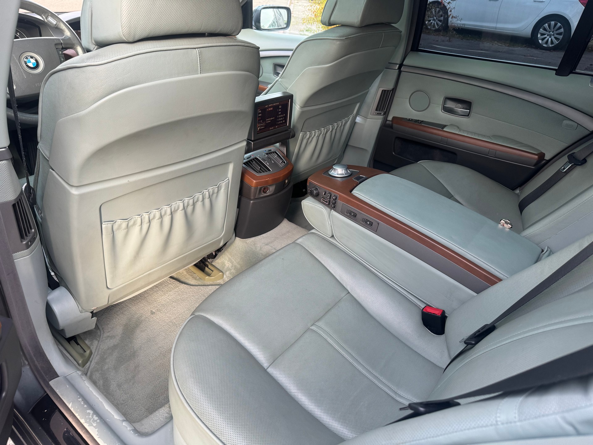 BMW 745i-image-11