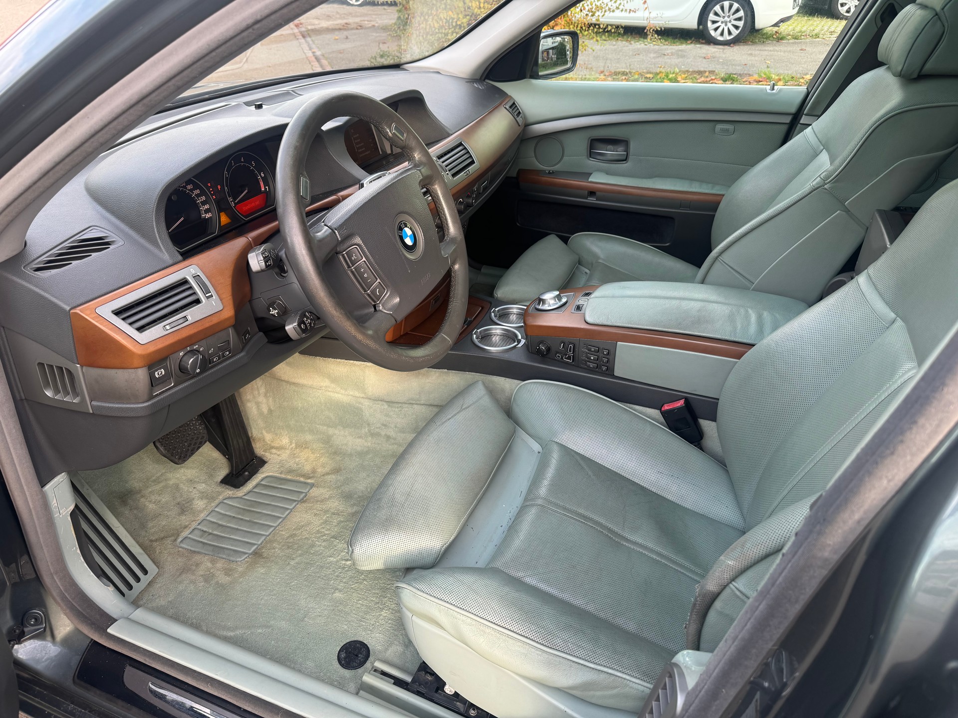 BMW 745i-image-7