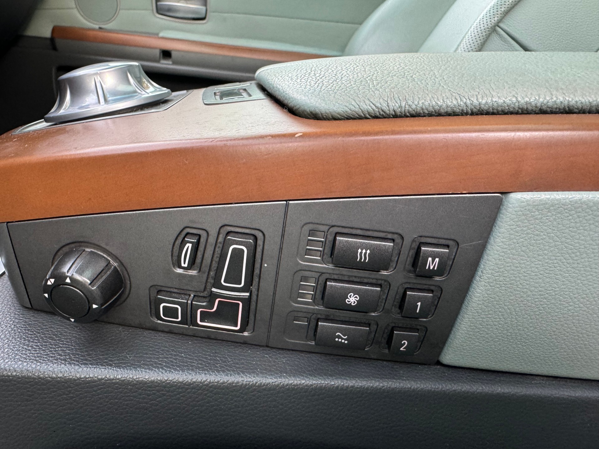 BMW 745i-image-12