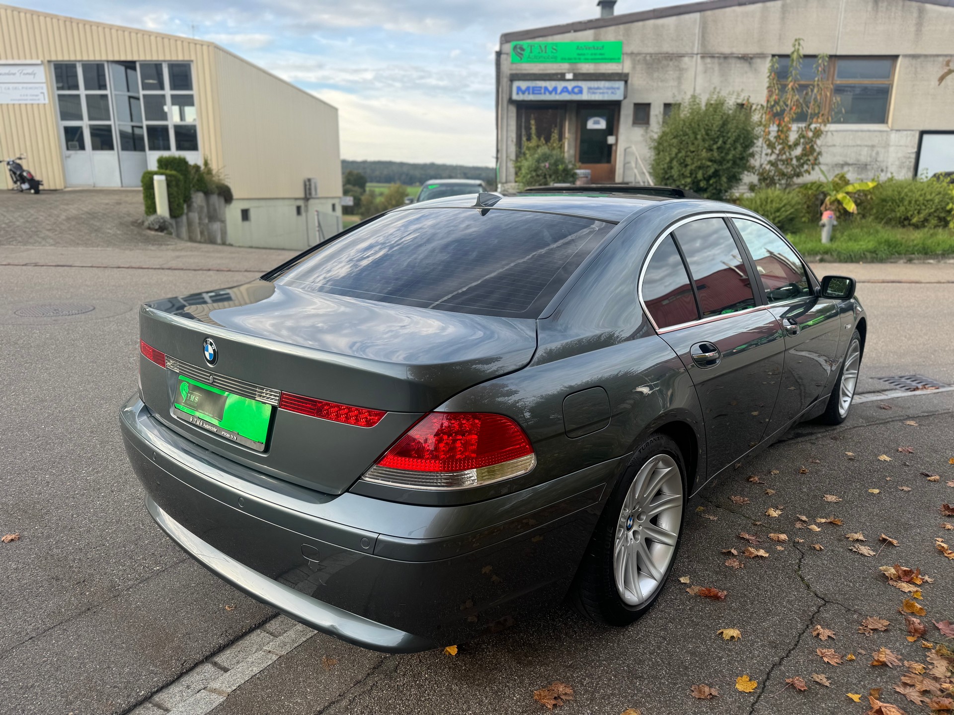 BMW 745i-image-4