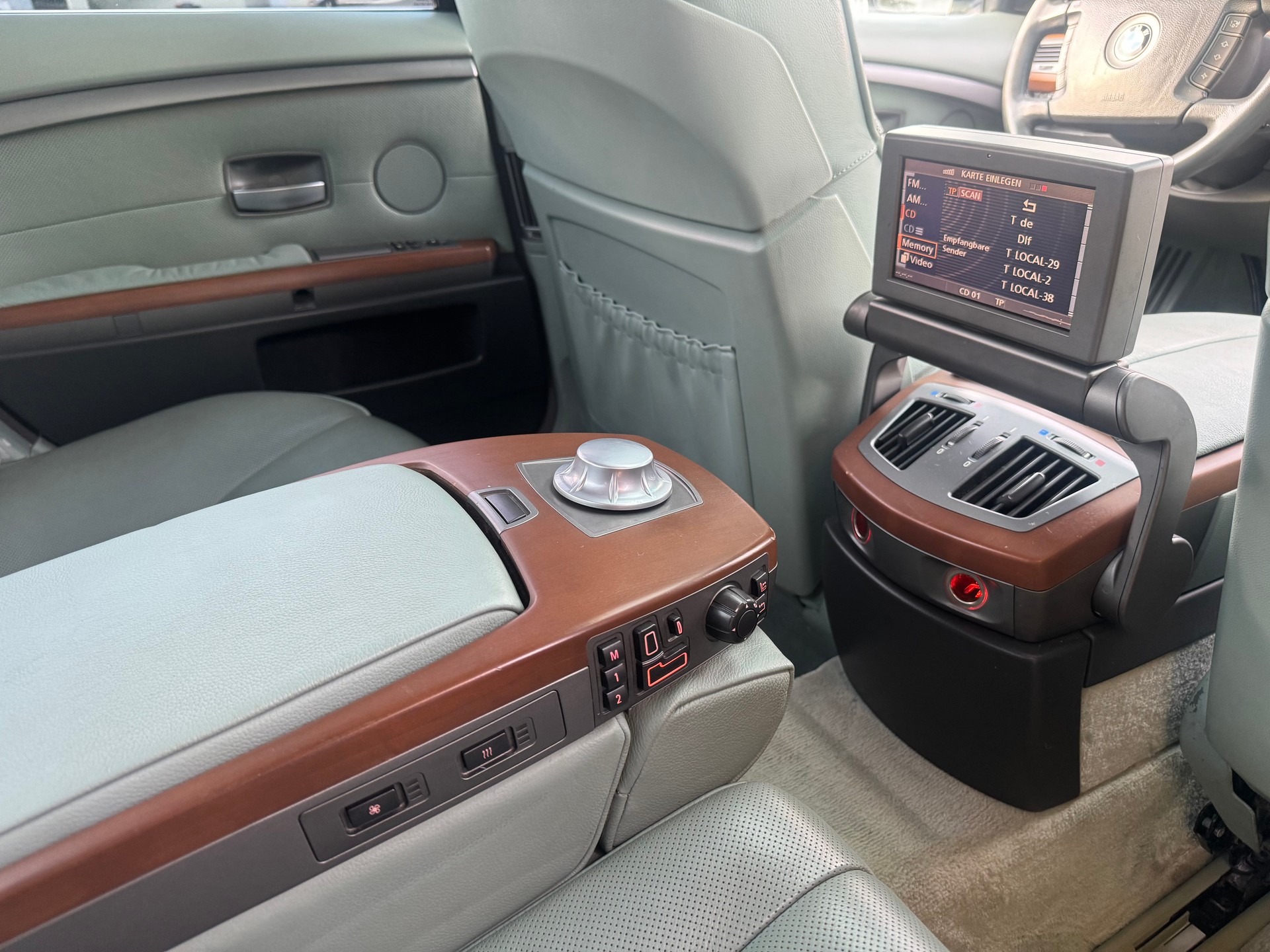 BMW 745i-image-10