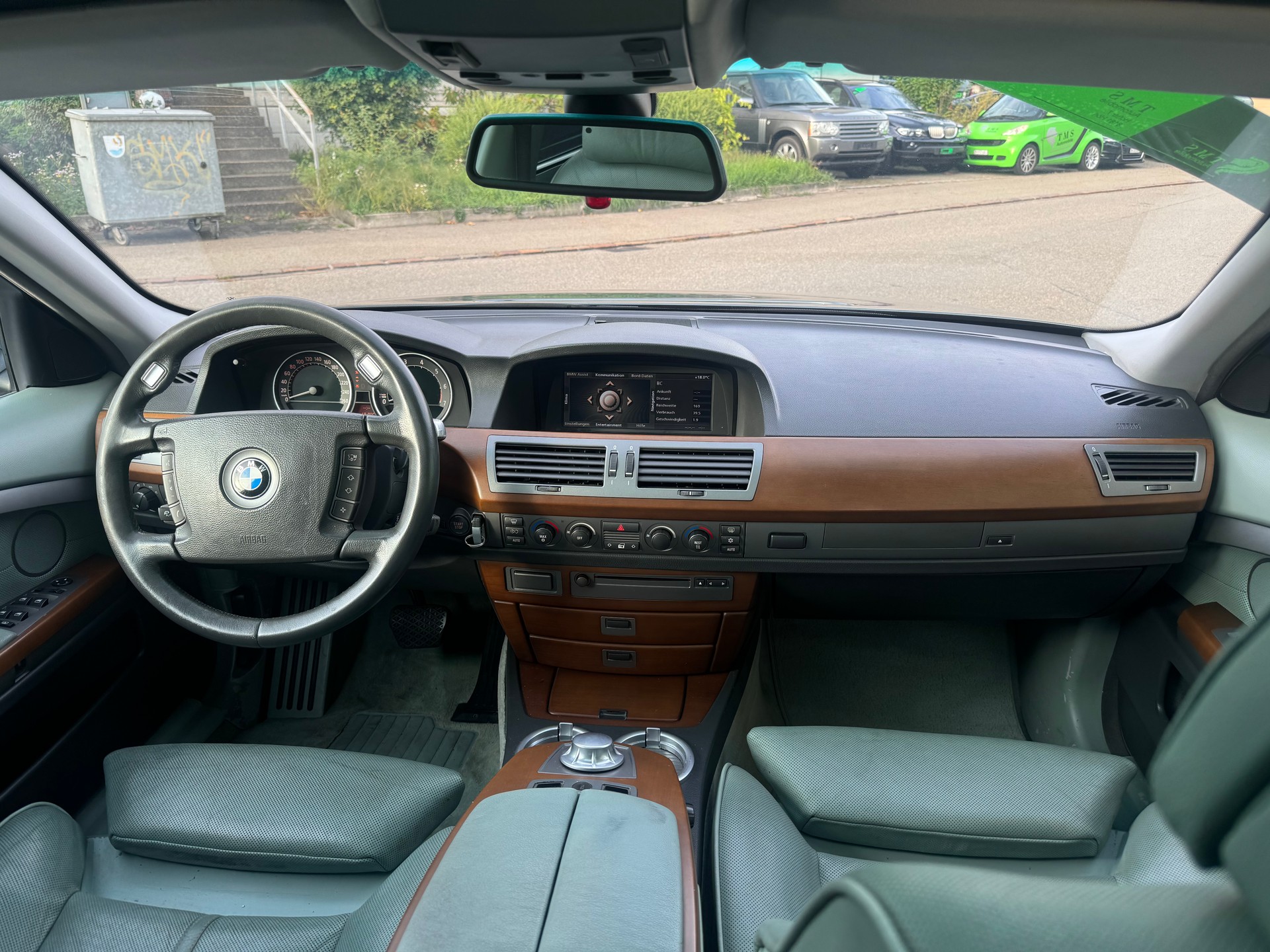 BMW 745i-image-9