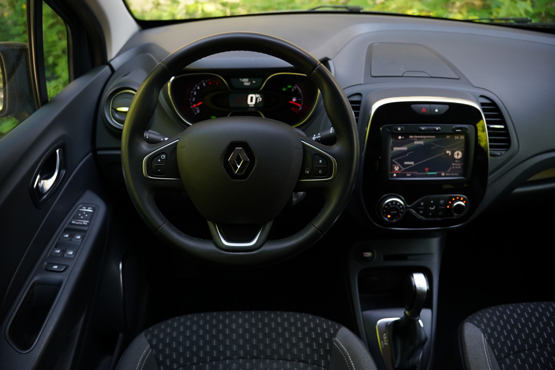 RENAULT Captur 1.2 T 16V Intens EDC-image-24
