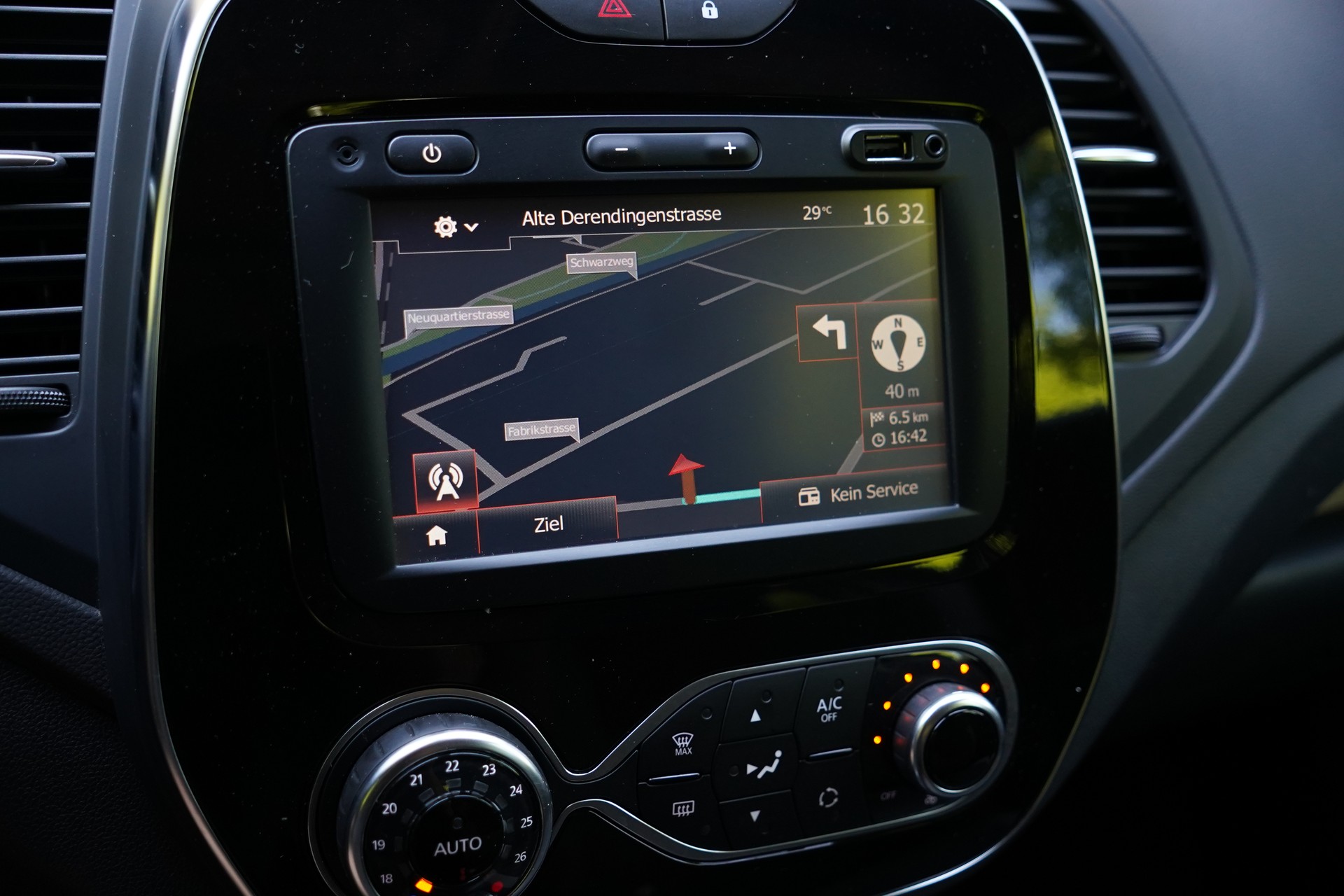 RENAULT Captur 1.2 T 16V Intens EDC-image-25