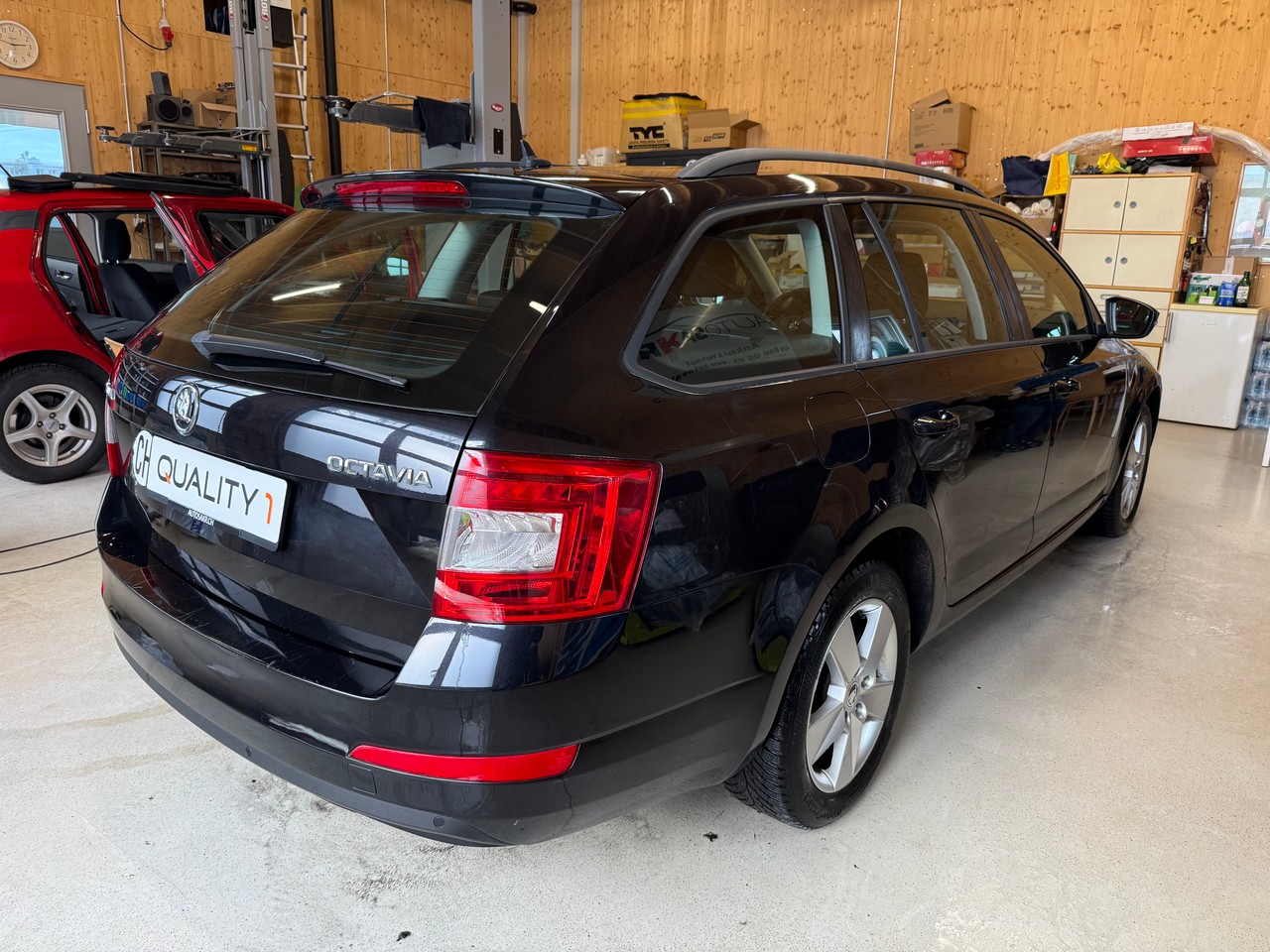 SKODA Octavia Combi 2.0 TDI Ambition-showroom-element-3