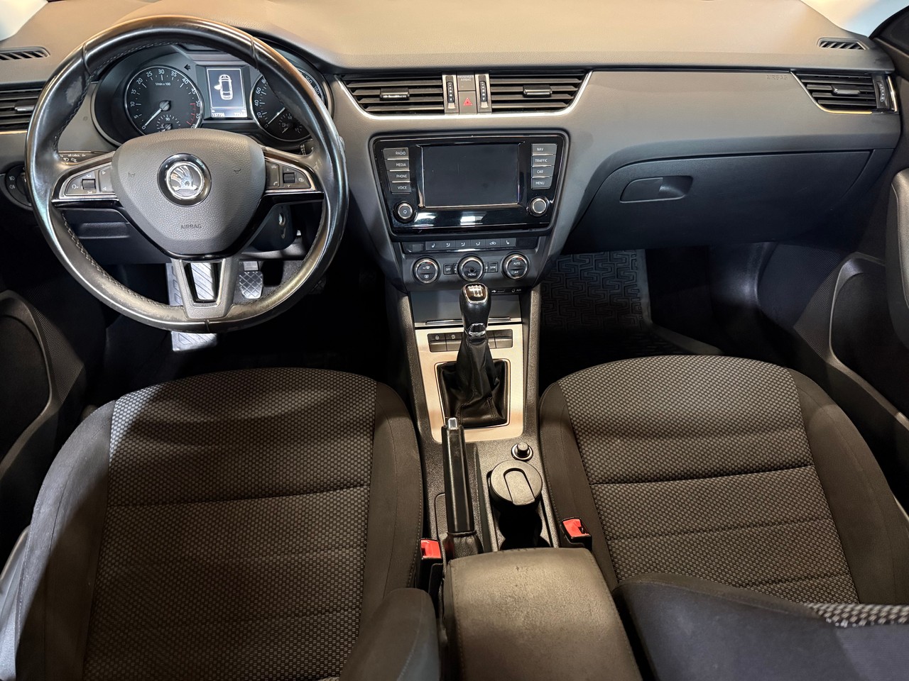 SKODA Octavia Combi 2.0 TDI Ambition-image-8