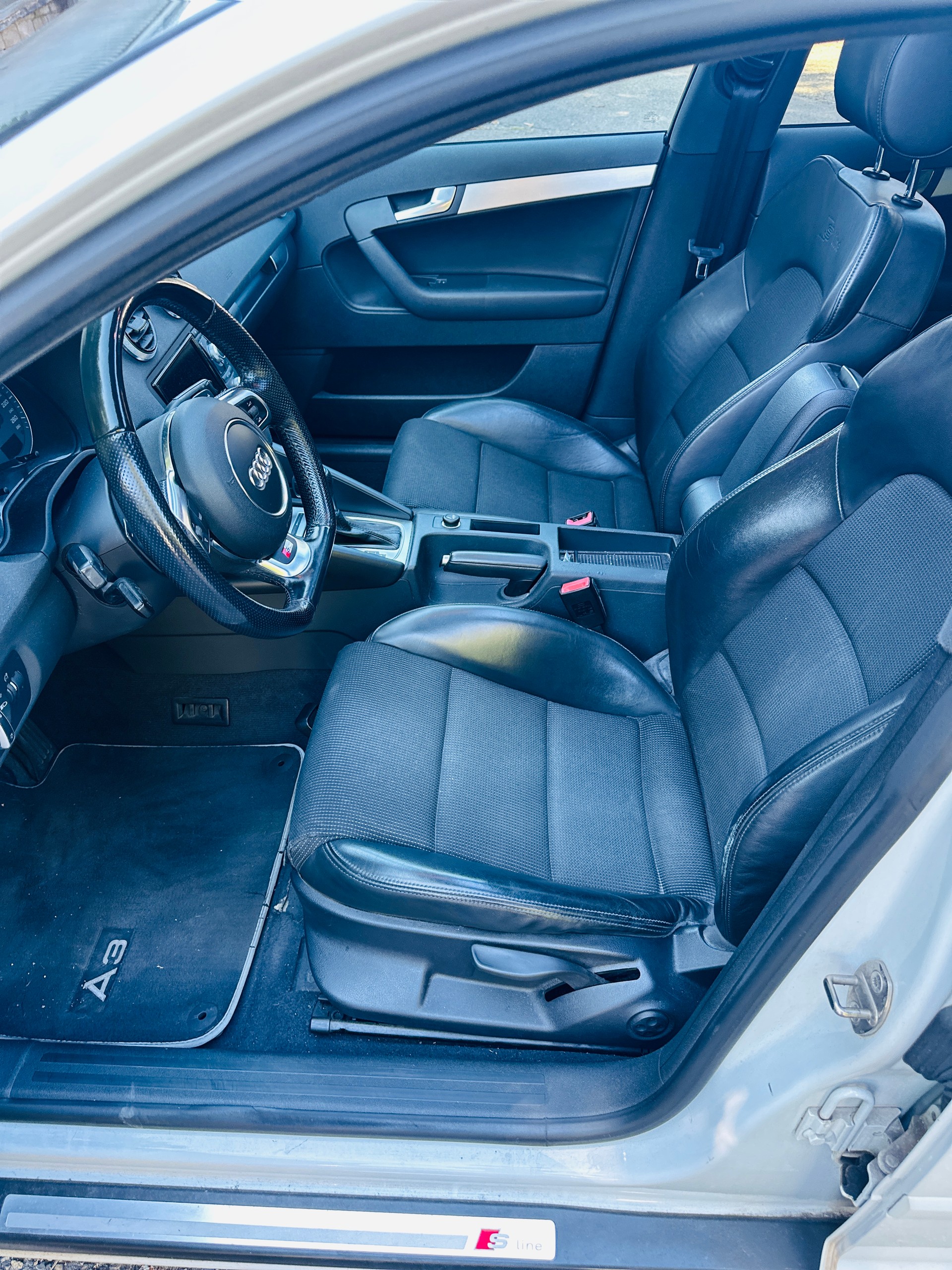 AUDI A3 Sportback 2.0 TFSI Ambition S-tronic-image-12